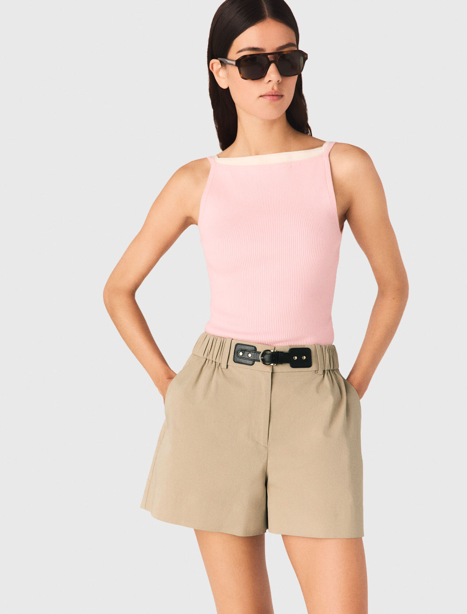 Top &agrave; encolure haute droite