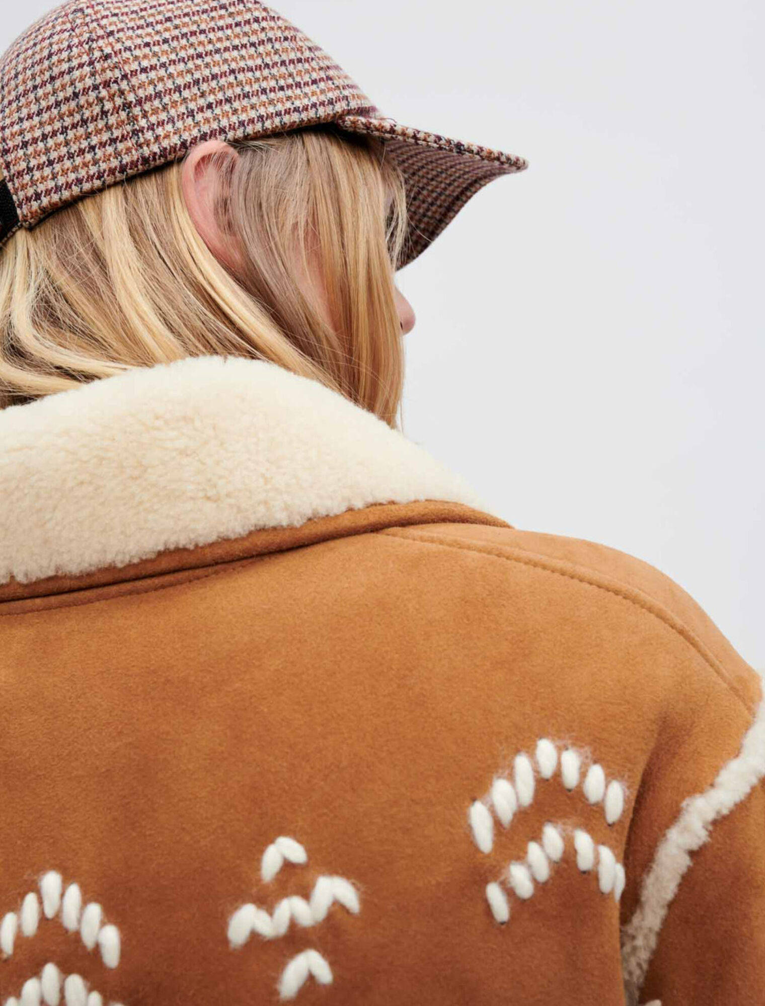 Manteau en peu lainée entièrement brodé