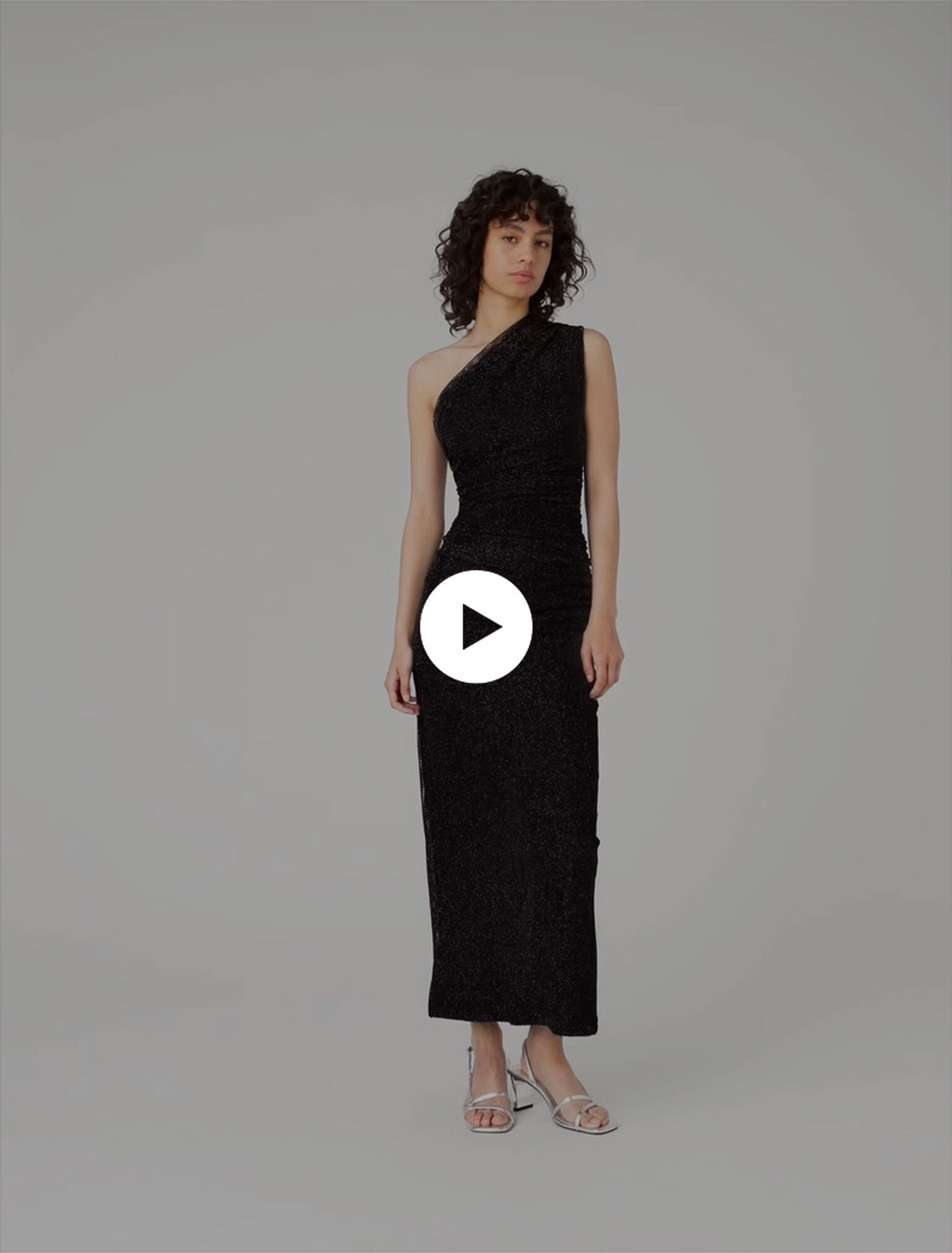 Robe asymétrique en maille strassée