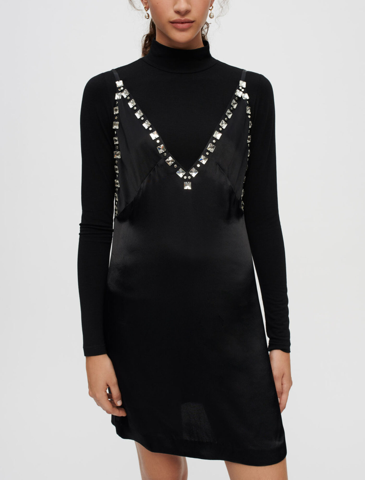 Robe en satin noir à bretelle à bijoux