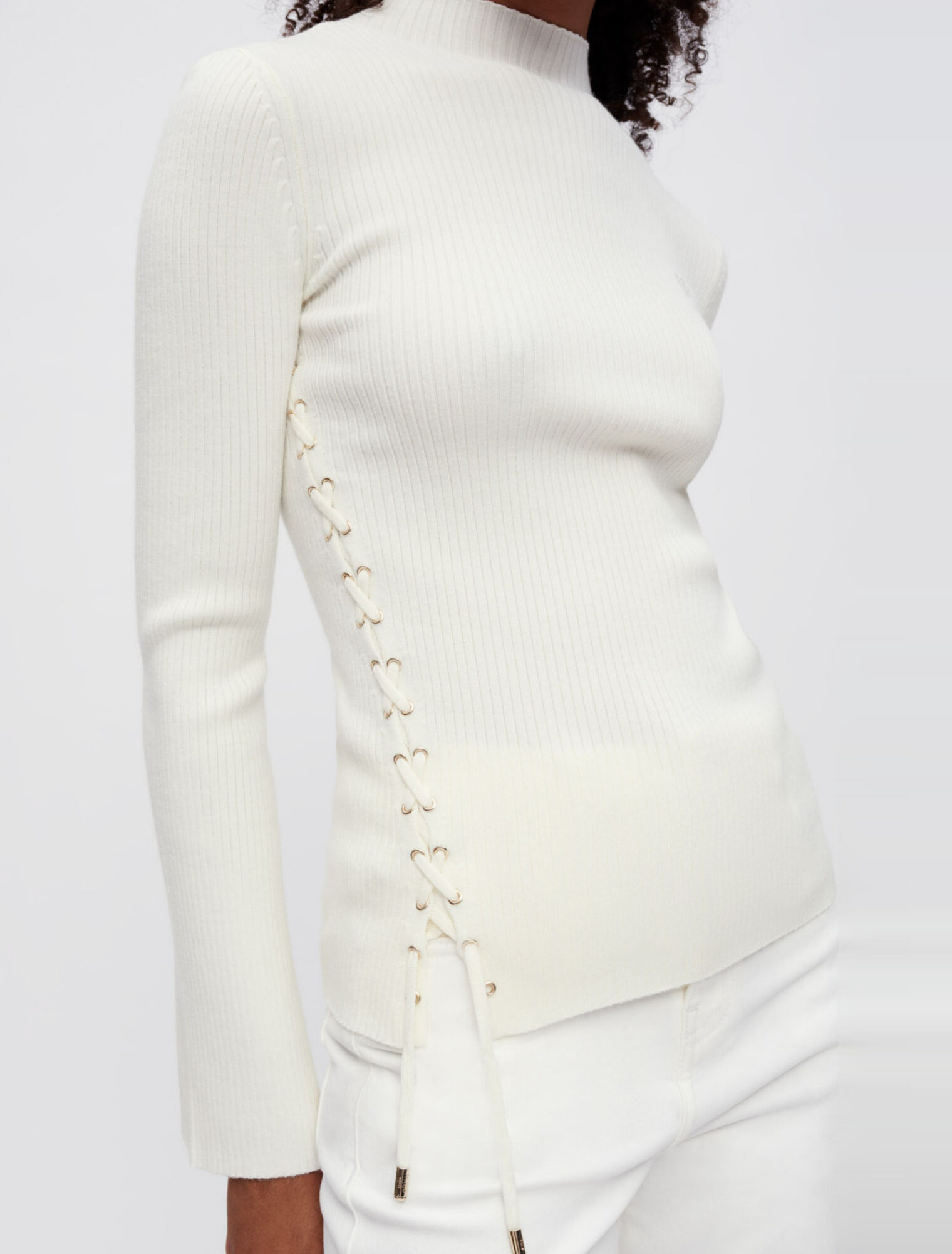 Pull à côtes et œillets en métal doré
