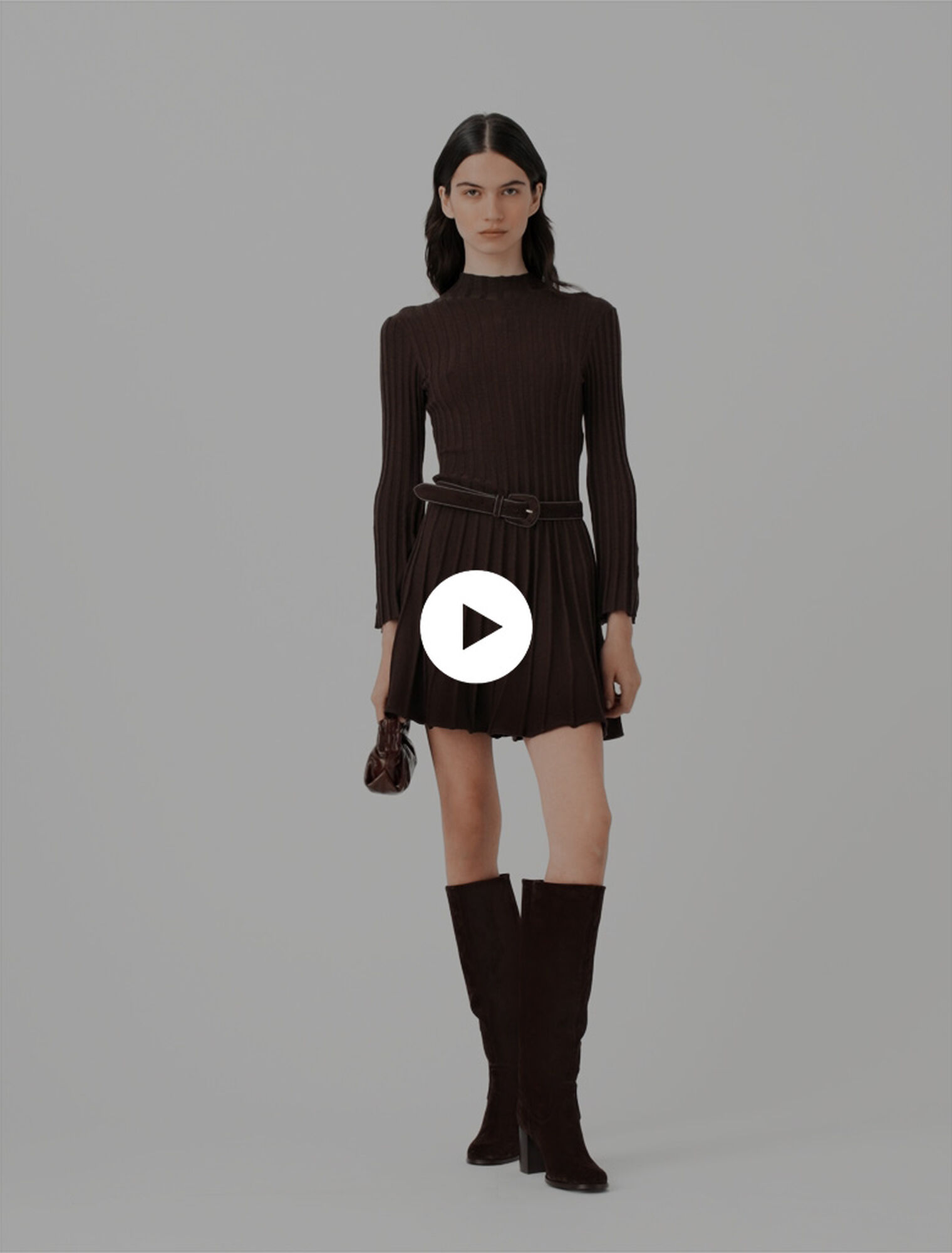 Robe courte patineuse &agrave; col montant