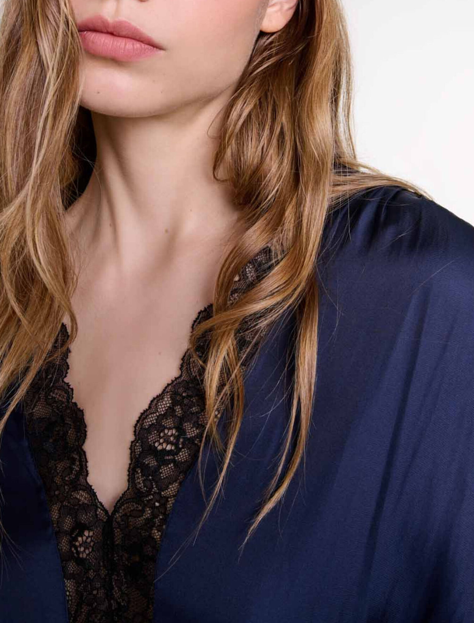 Robe longue pliss&eacute;e avec dentelle