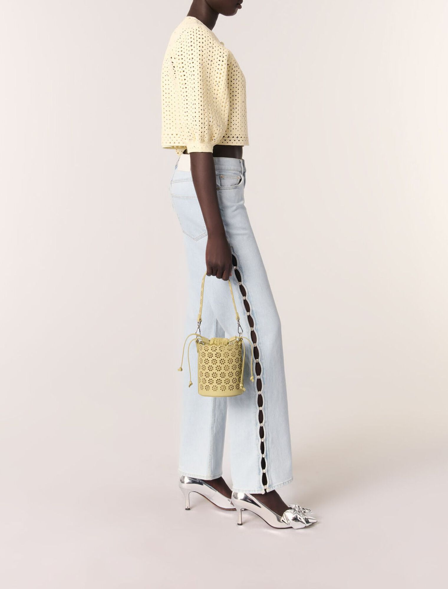 Sac seau en cuir perfor&eacute;
