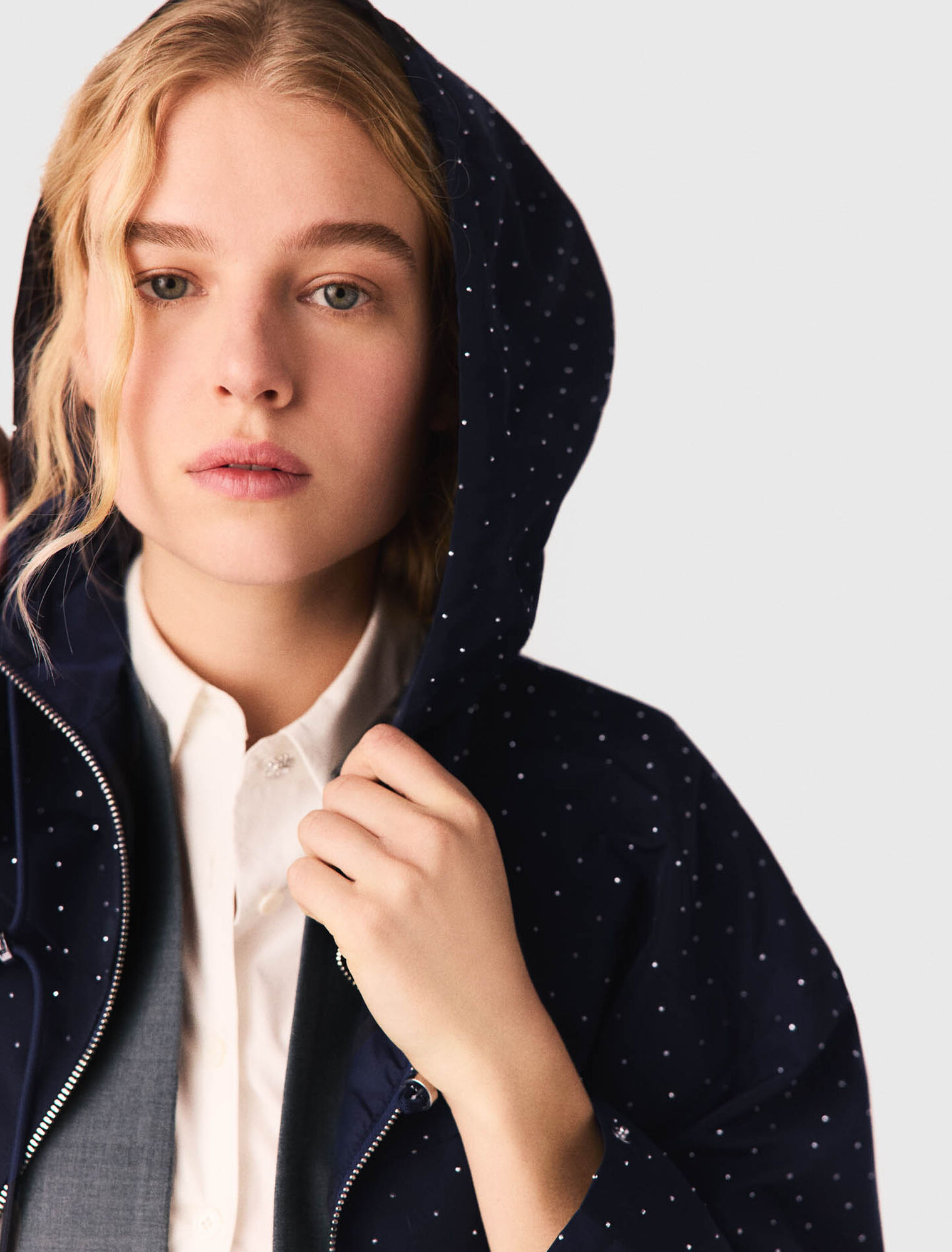 Coupe-vent strass&eacute; &agrave; capuche