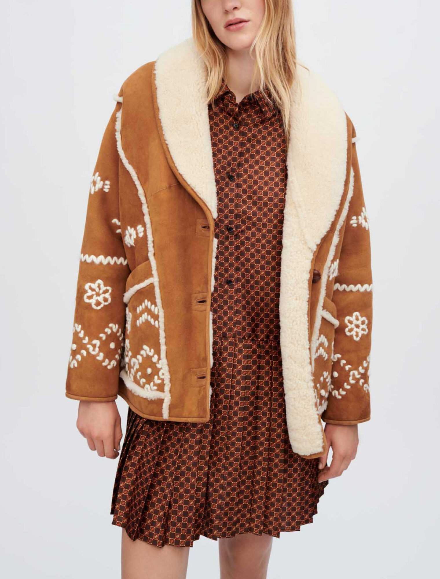 Manteau en peu lainée entièrement brodé