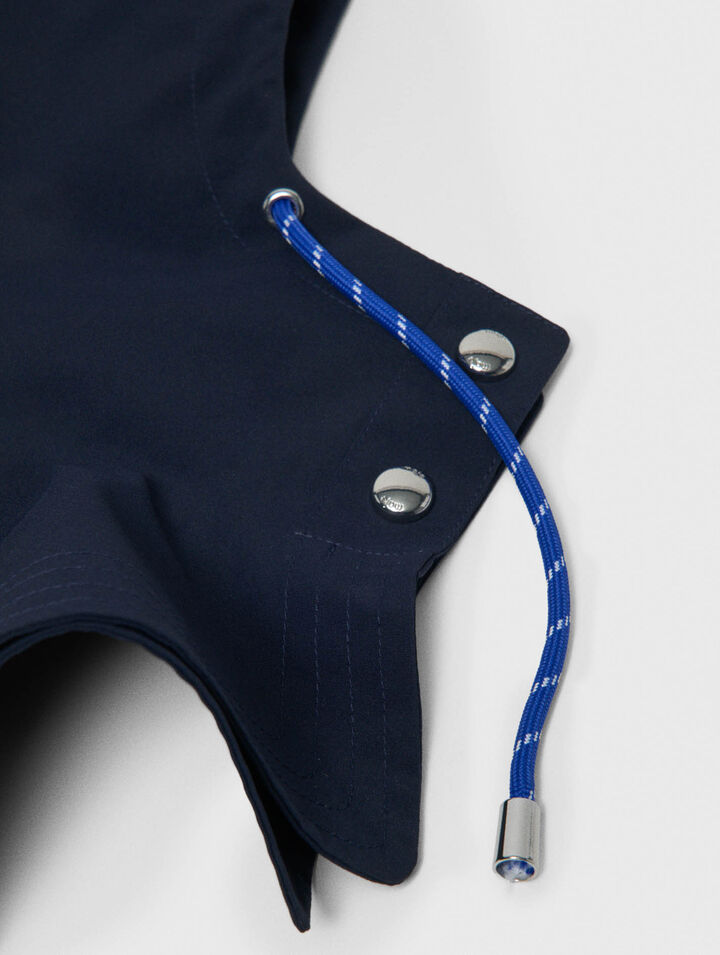 Capuche imperm&eacute;able avec cordons