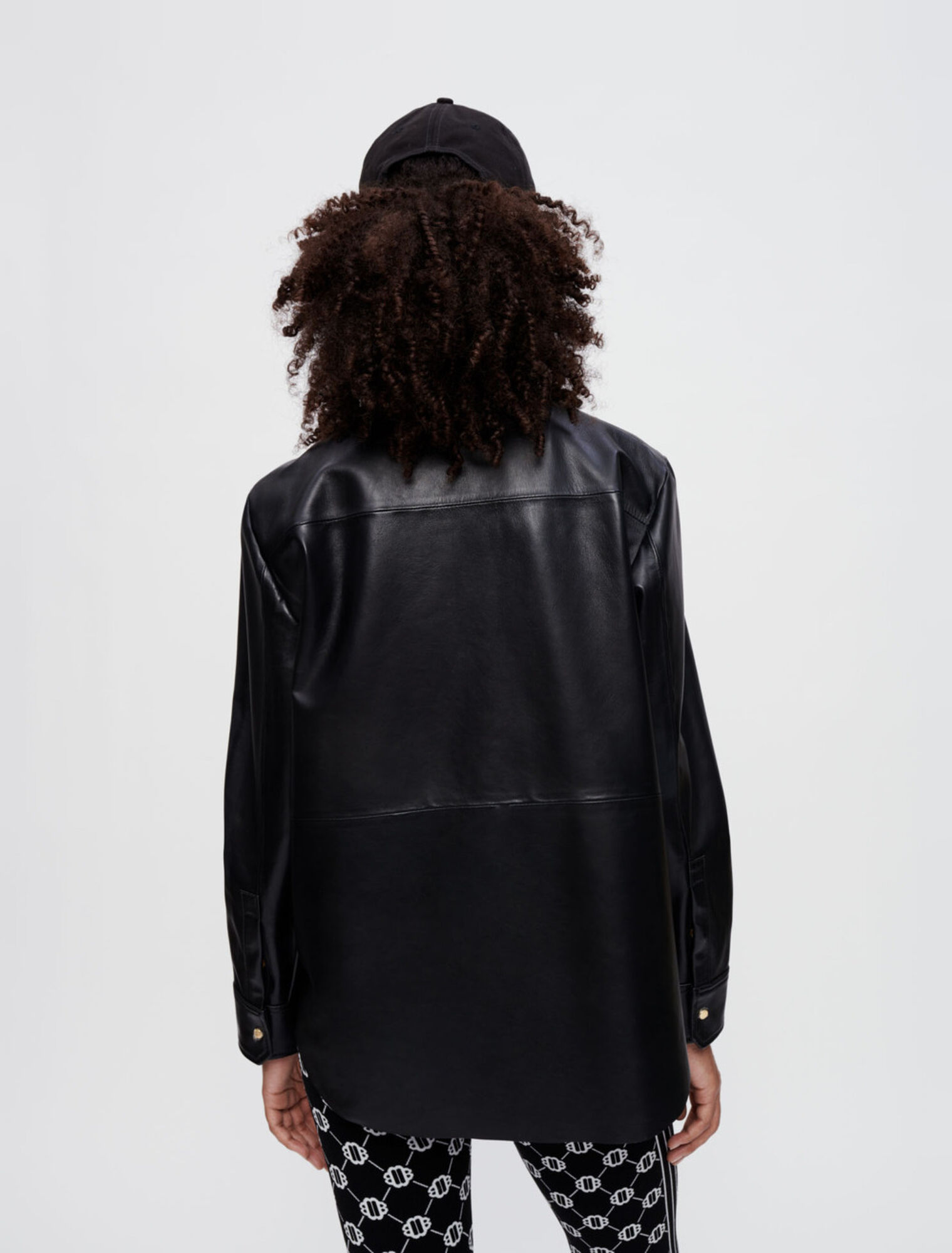 Chemise en cuir noir à mors dorés