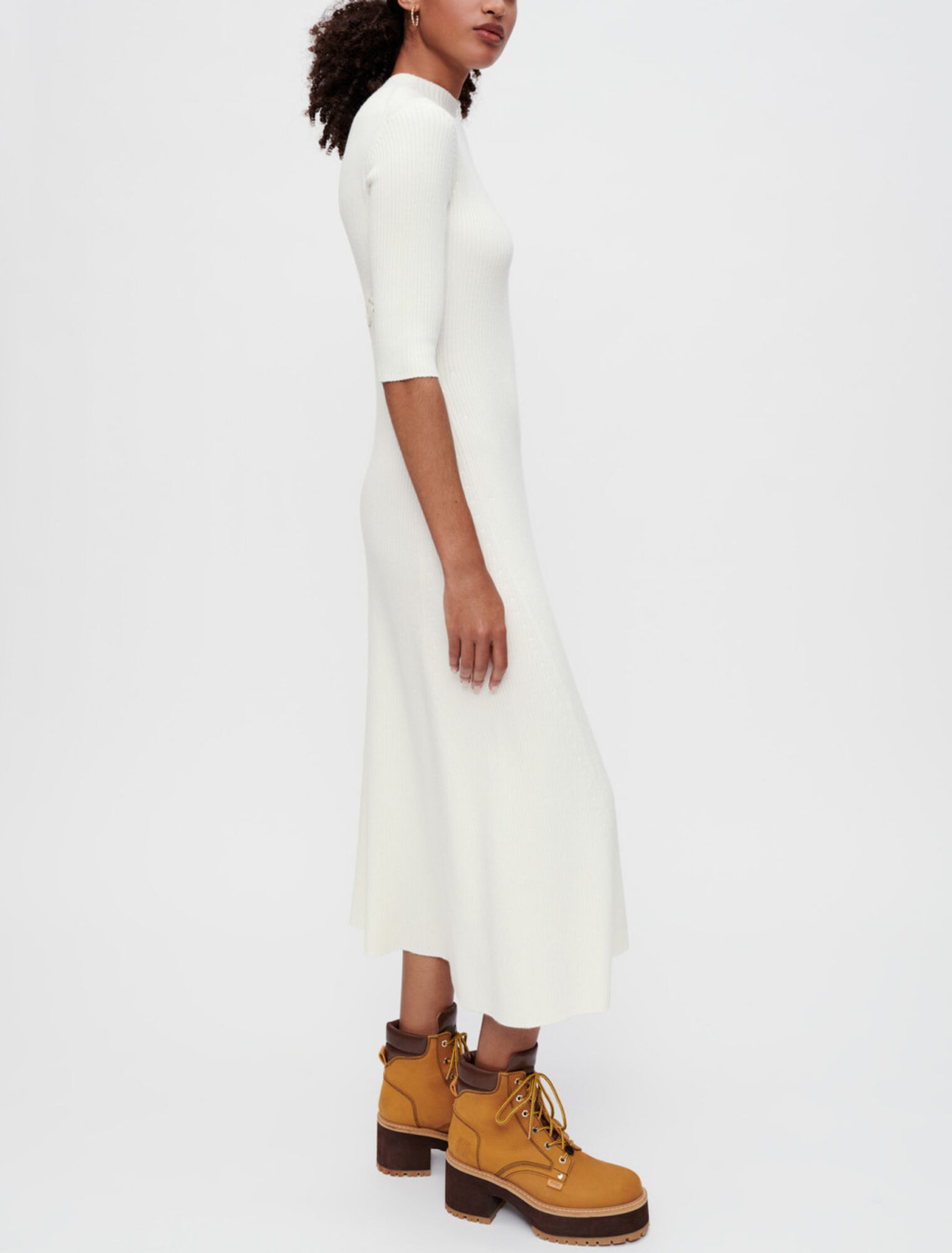 Robe en maille à côtes et œillets dorés