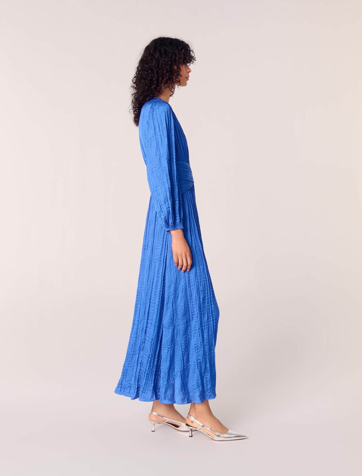 Robe longue satinée plissée