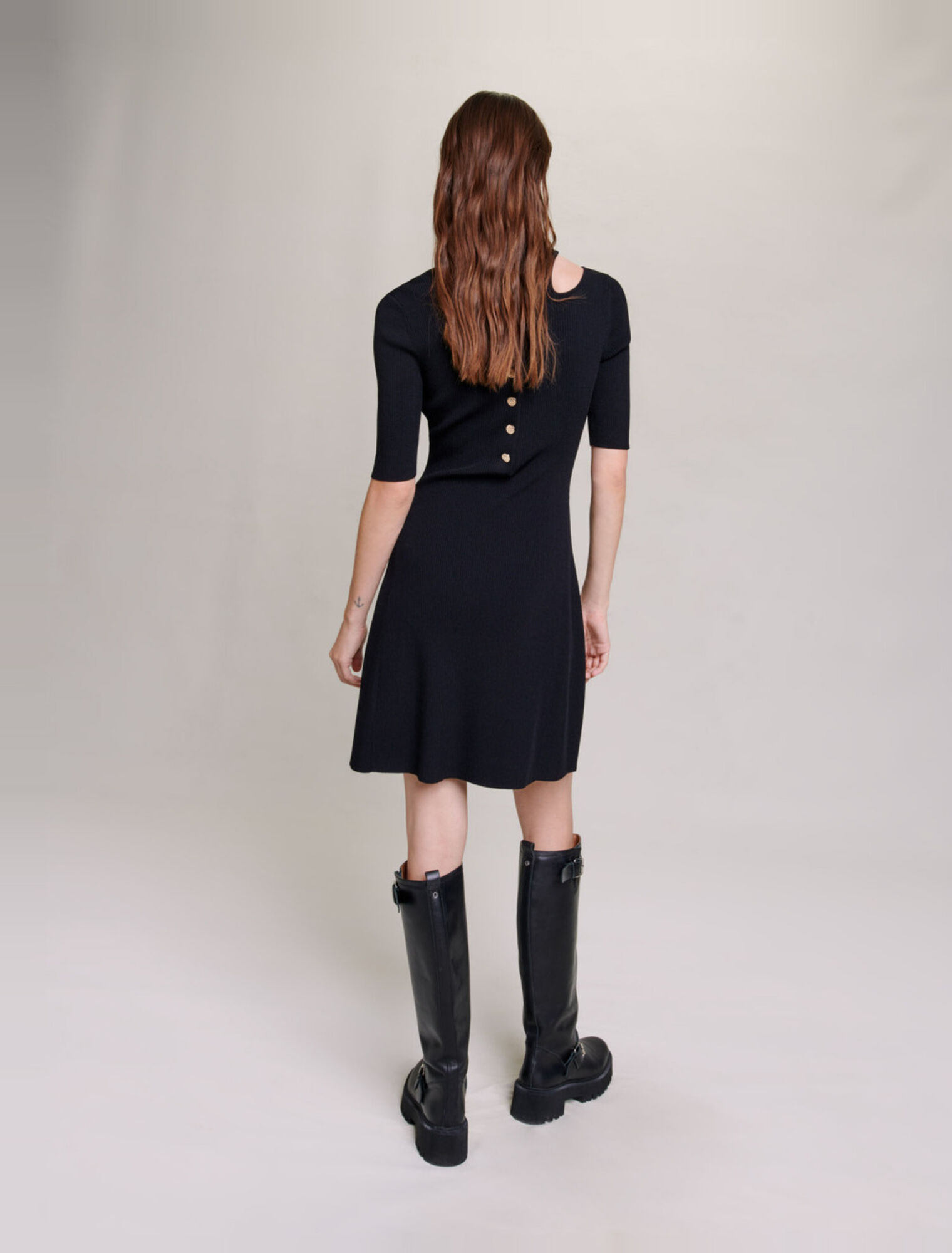 Robe en maille ouverte à l'épaule