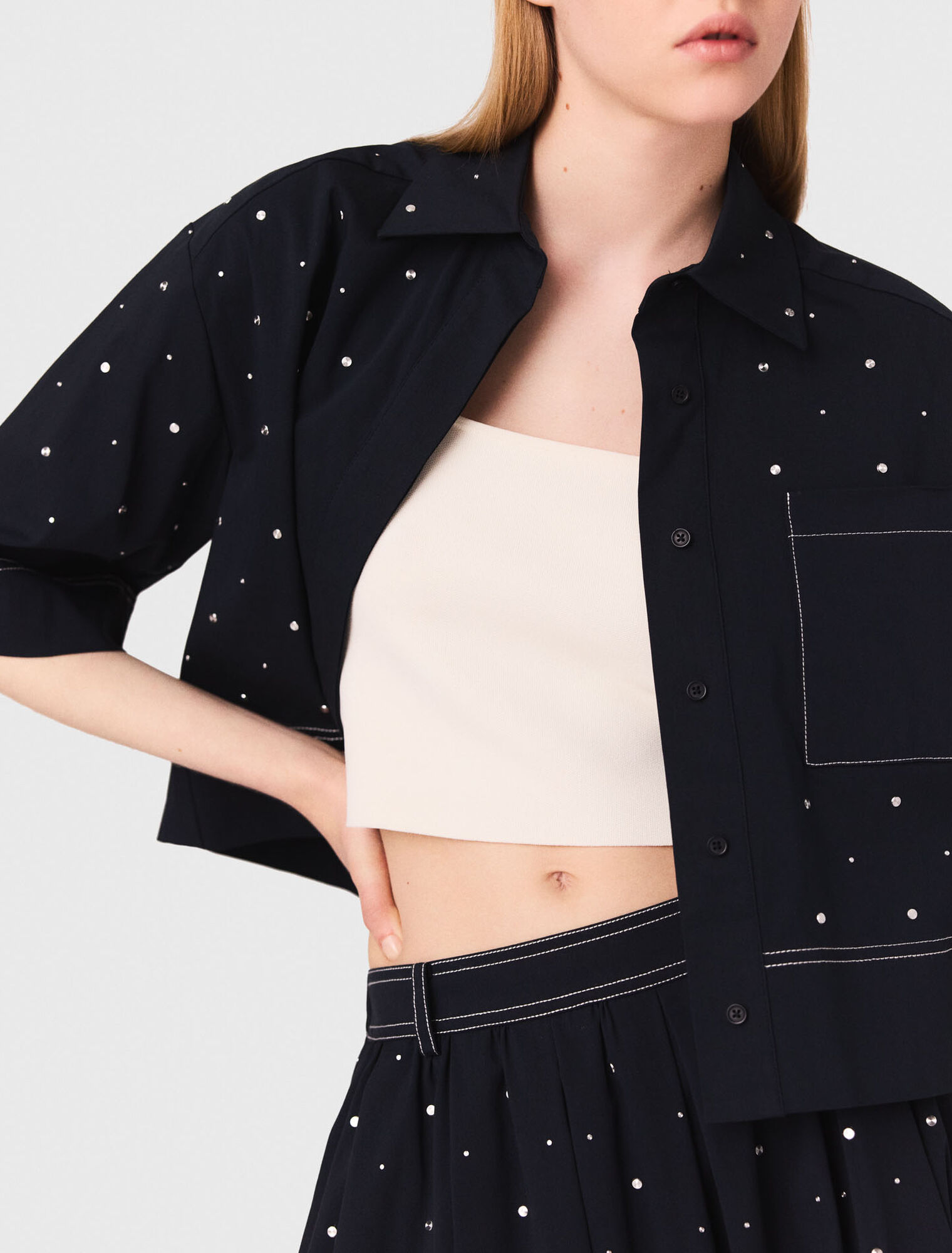 Chemise cropped ornée de clous