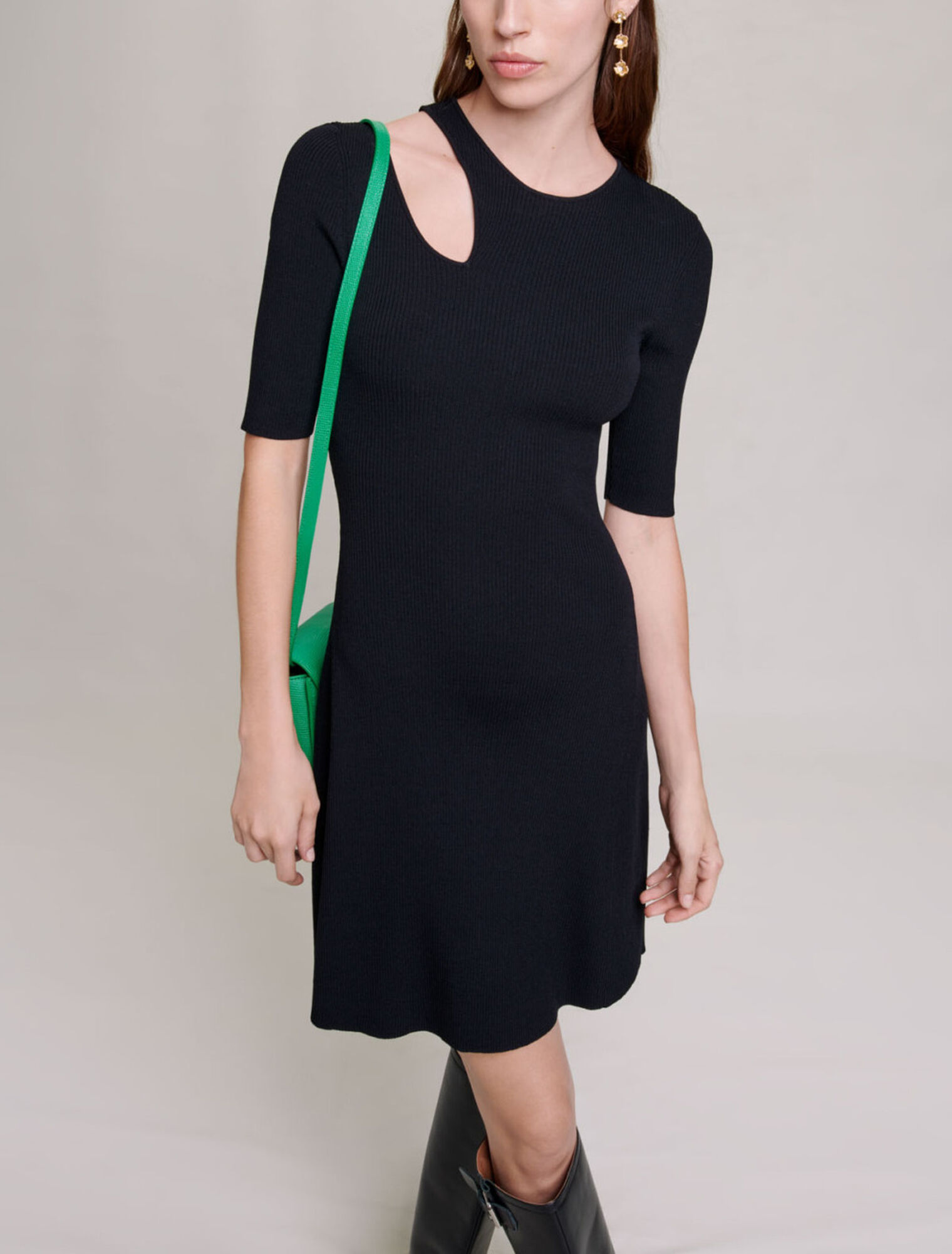 Robe en maille ouverte à l'épaule