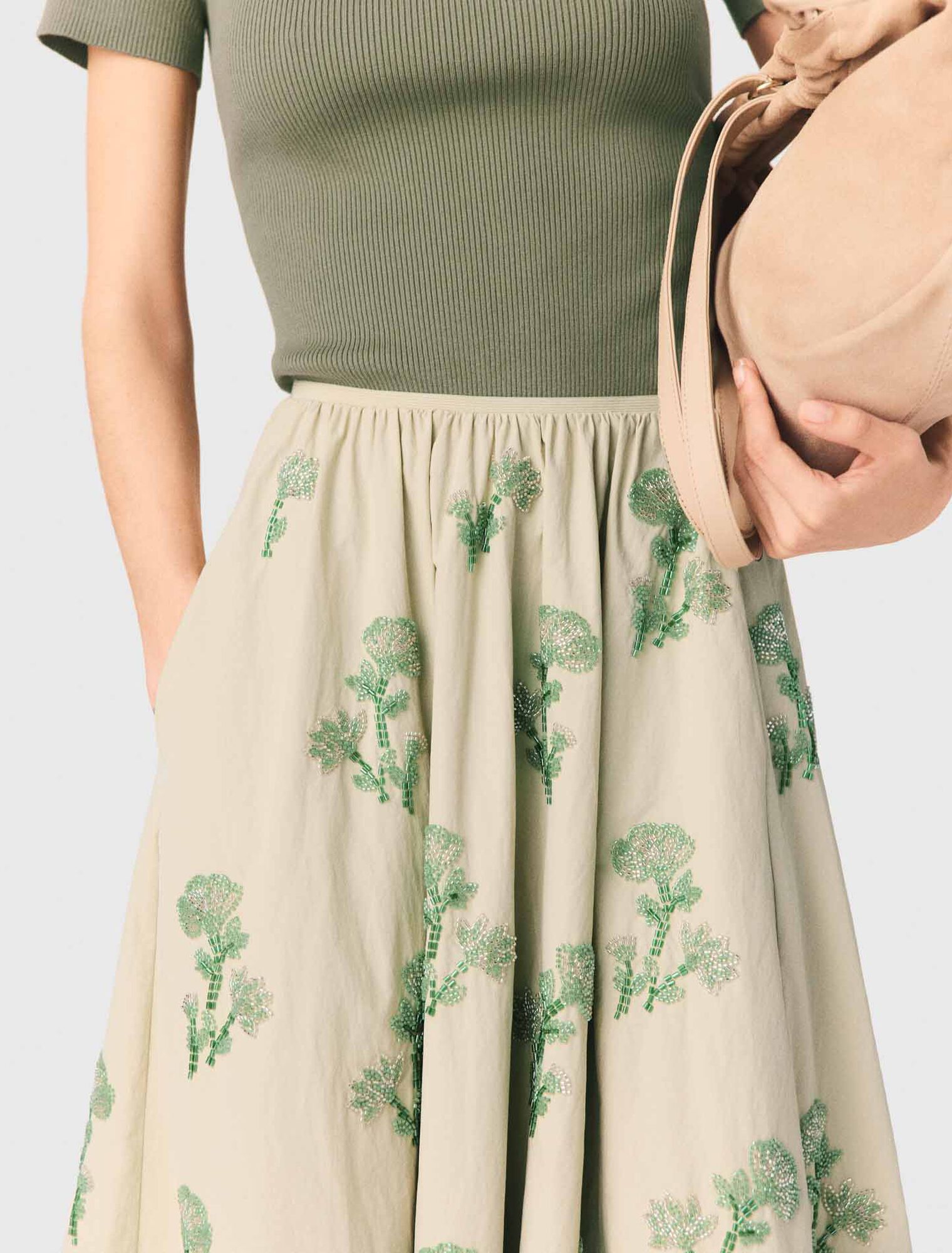 Jupe en mati&egrave;re technique brod&eacute;