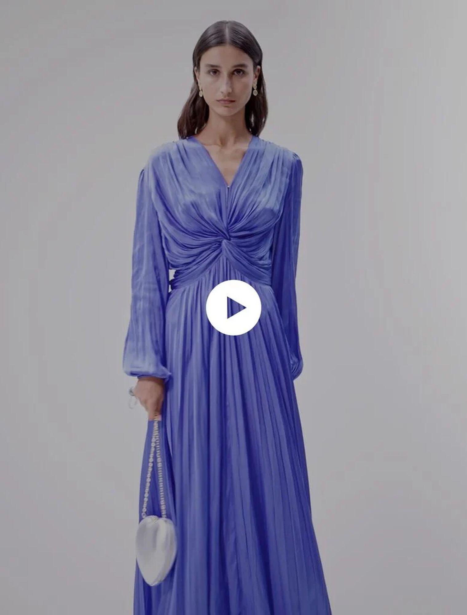 Robe longue satinée drapée