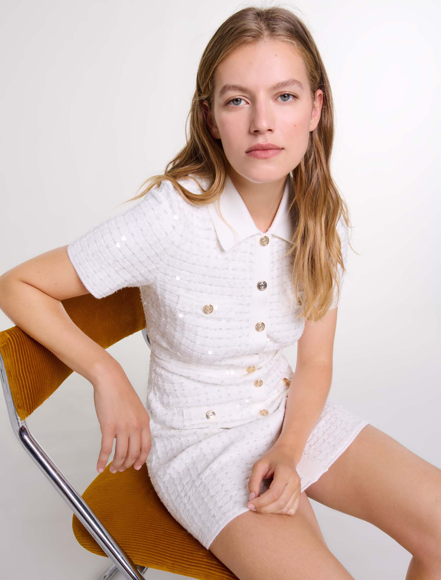 Robe courte en maille à sequins