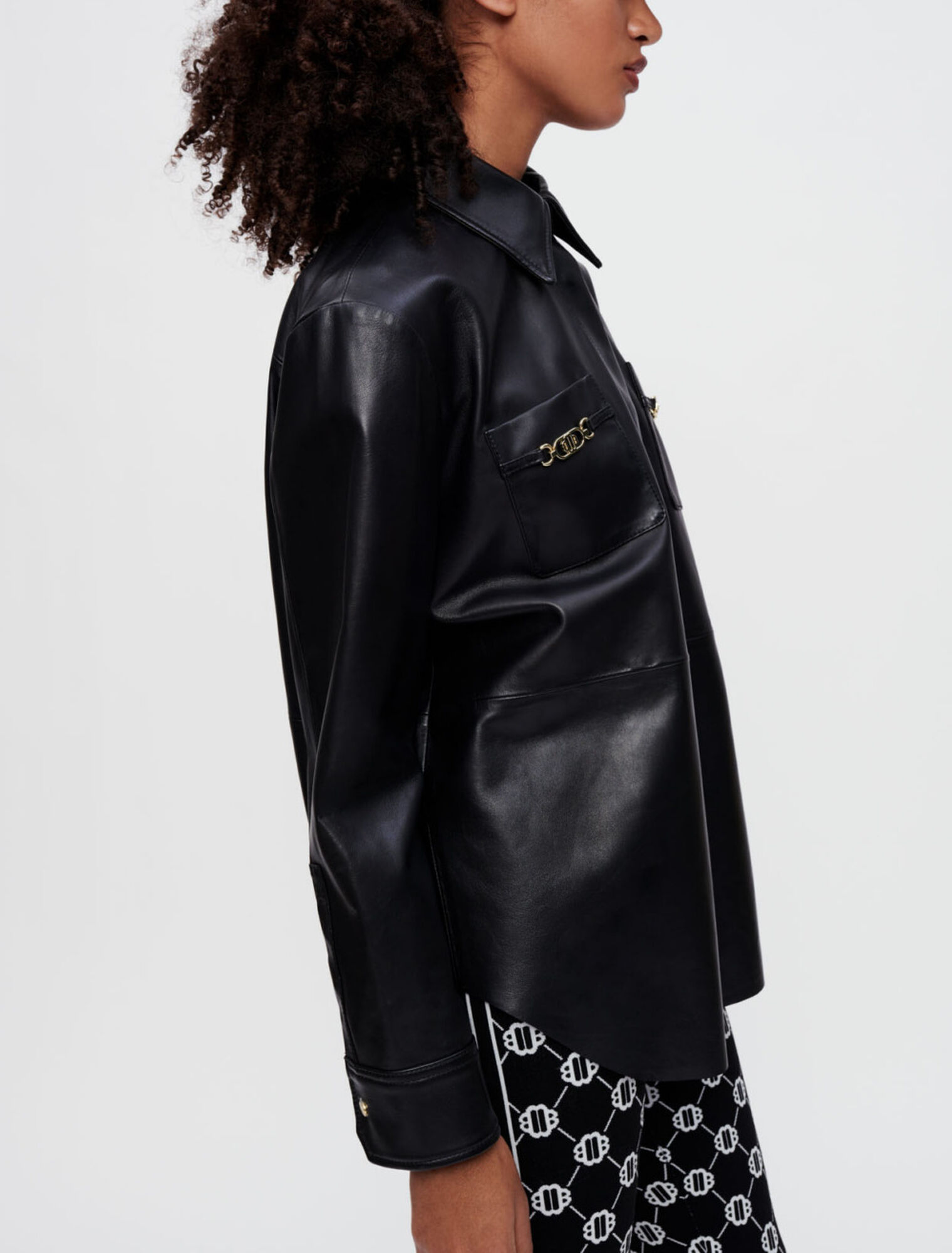 Chemise en cuir noir à mors dorés