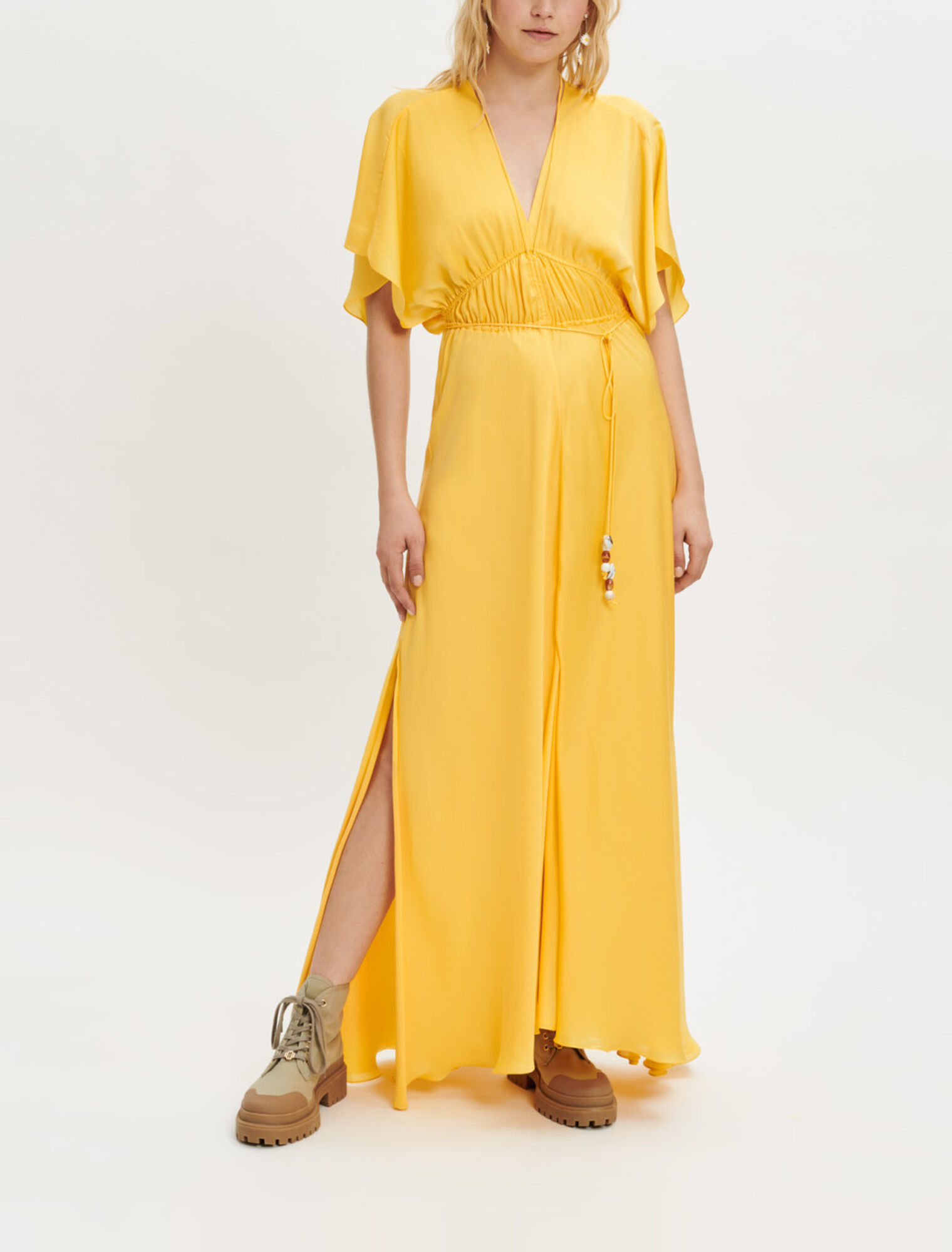 Robe foulard en satin et bijoux perles