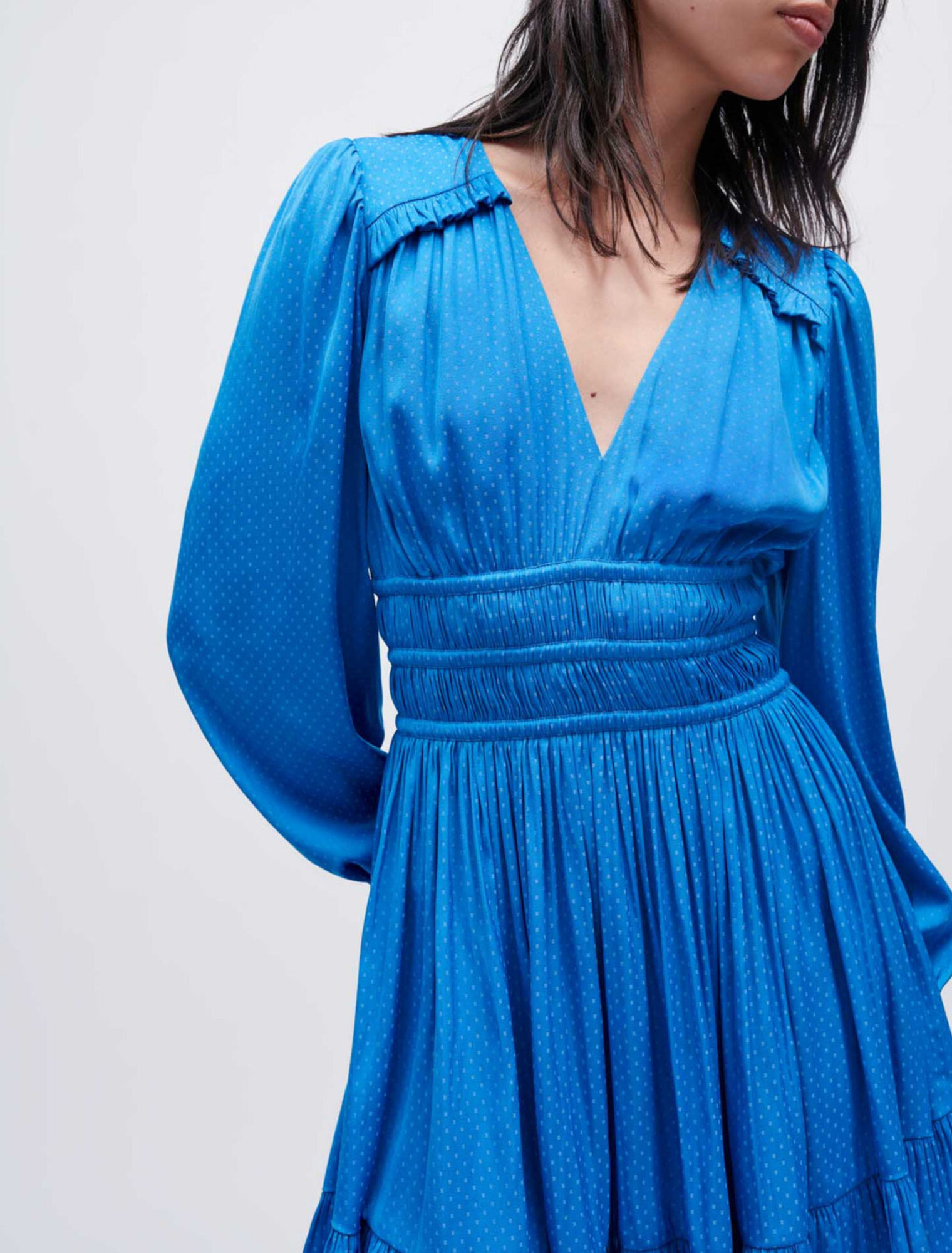 Robe en satin à volants