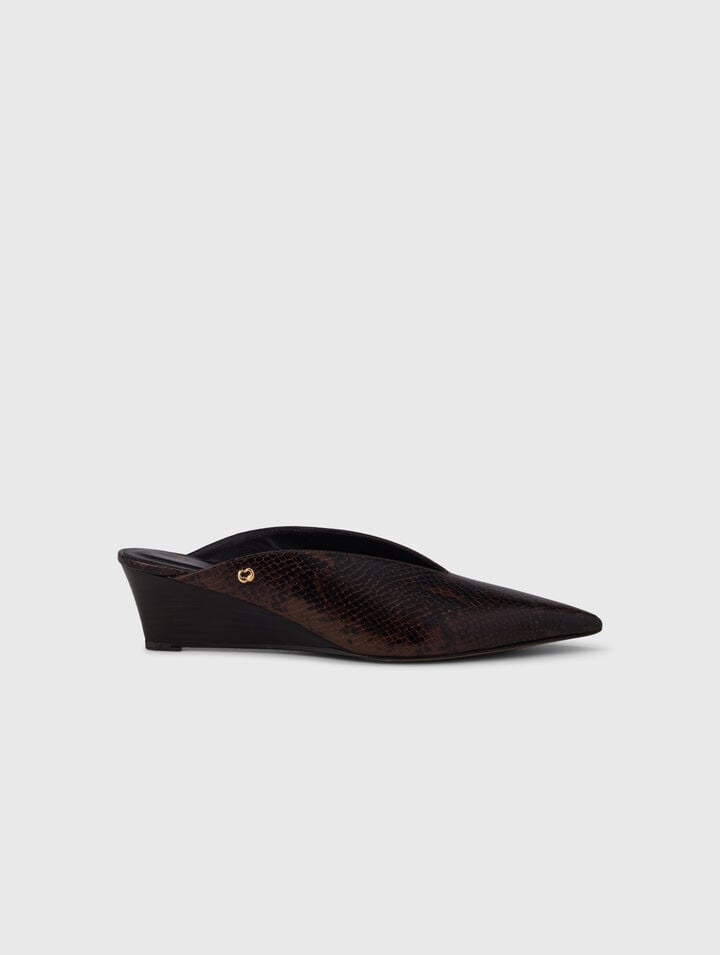 Mules compens&eacute;es en cuir emboss&eacute;