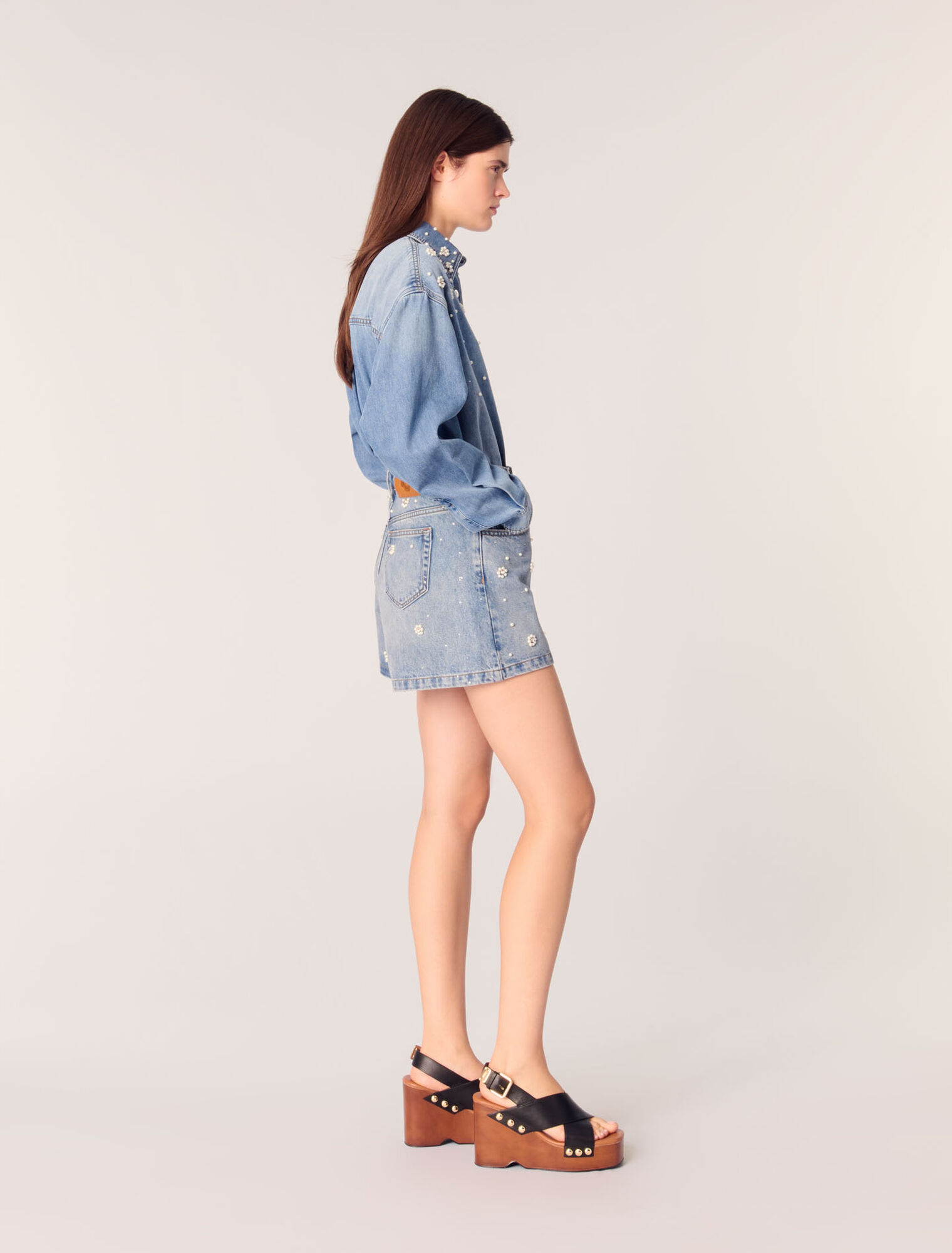 Short en denim à perles brodées
