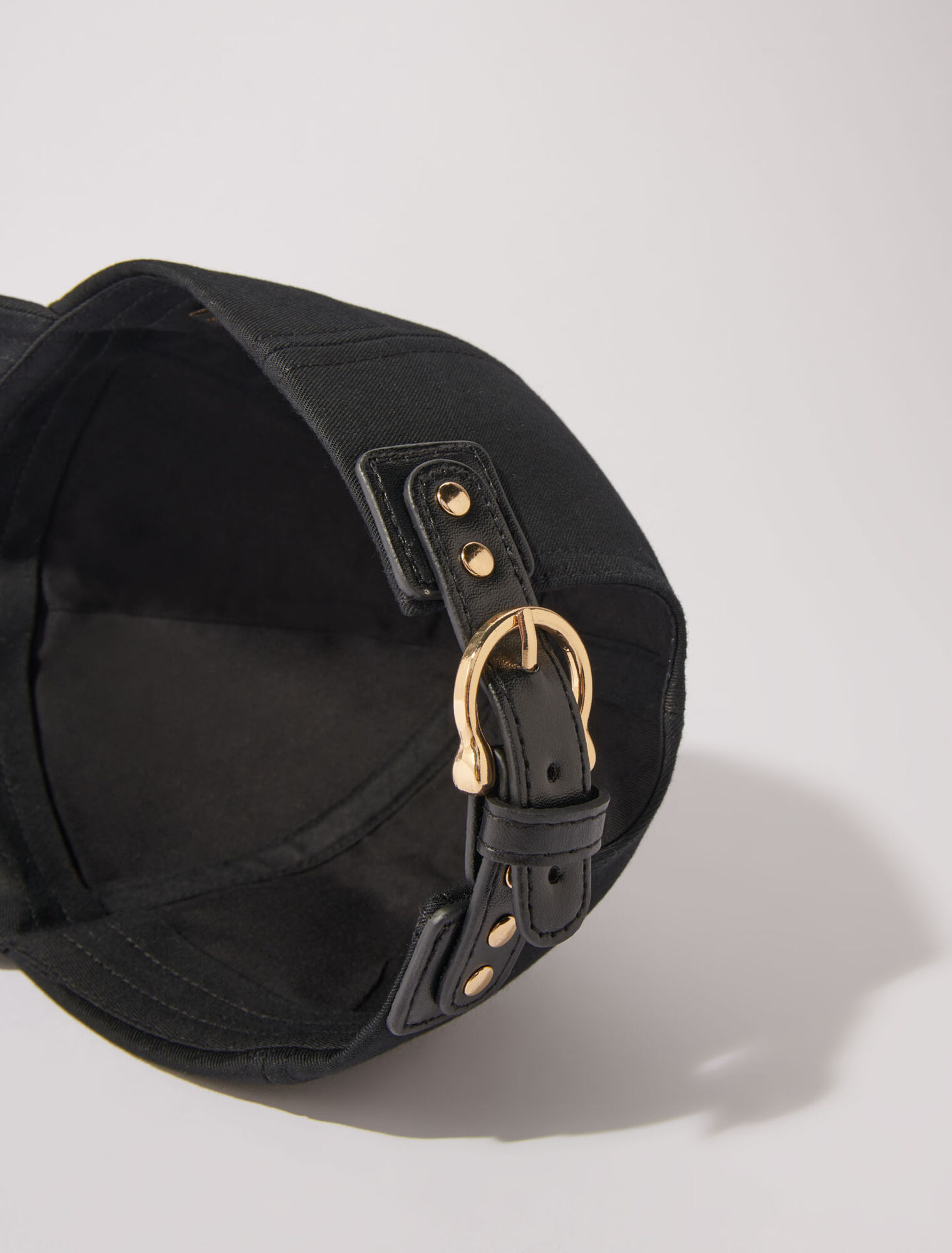 Casquette en coton et boucle dorée