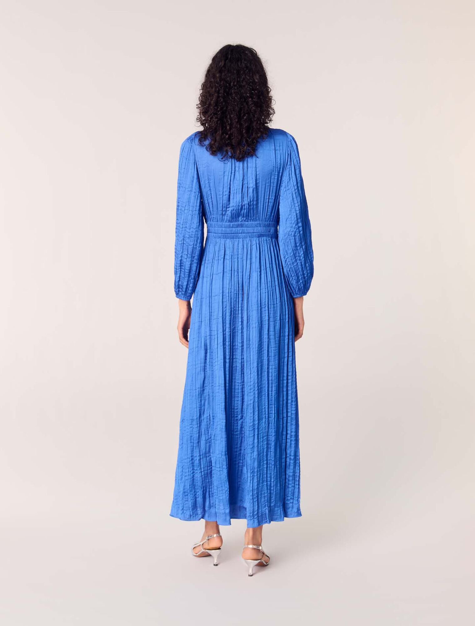 Robe longue satinée plissée