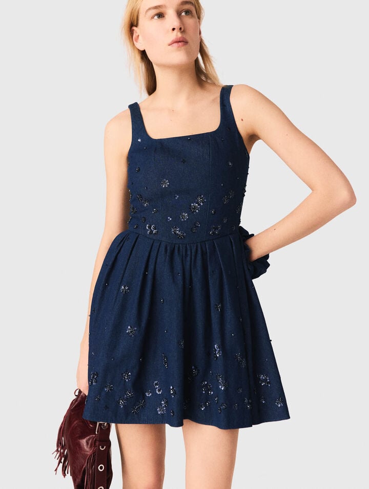 Robe &eacute;vas&eacute;e en denim brod&eacute;