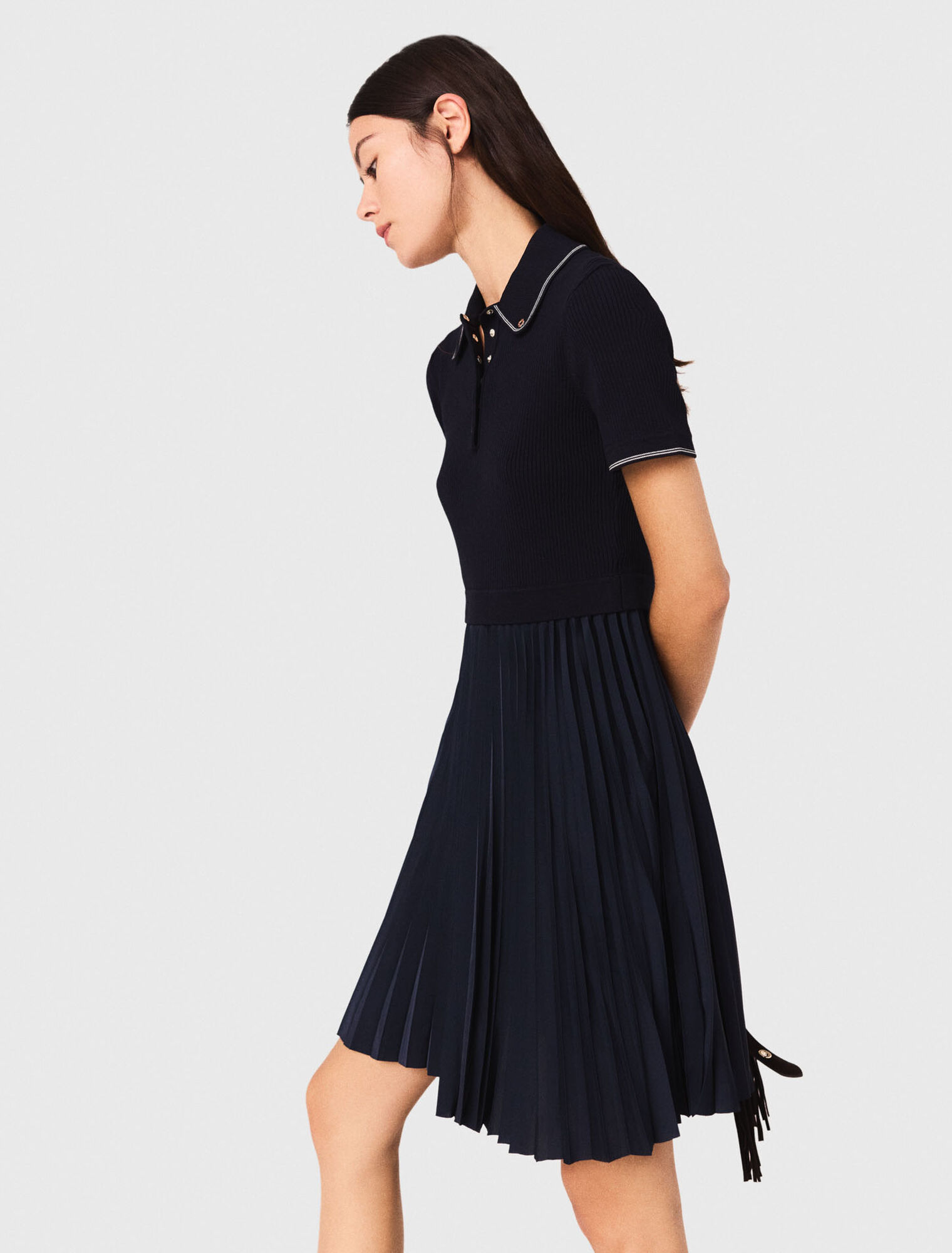 Robe courte plissée et col polo