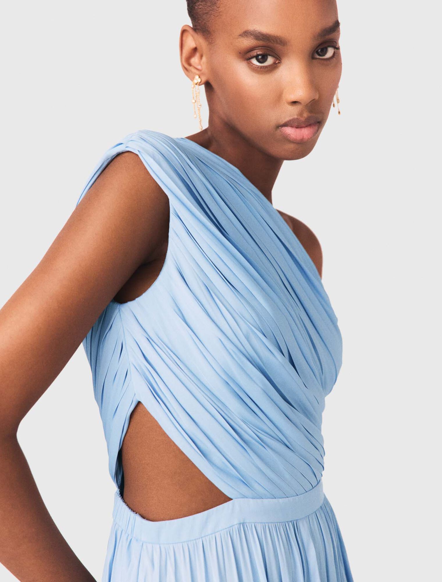 Robe longue pliss&eacute;e asym&eacute;trique