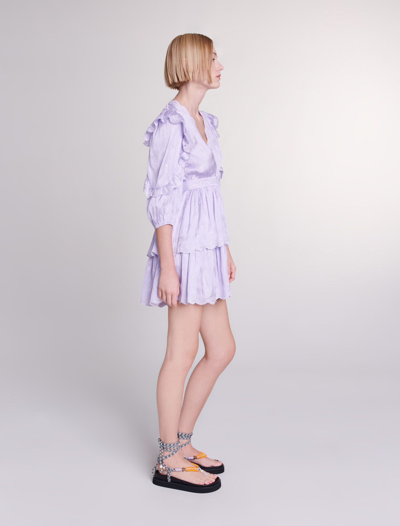 Robe courte satinée brodée