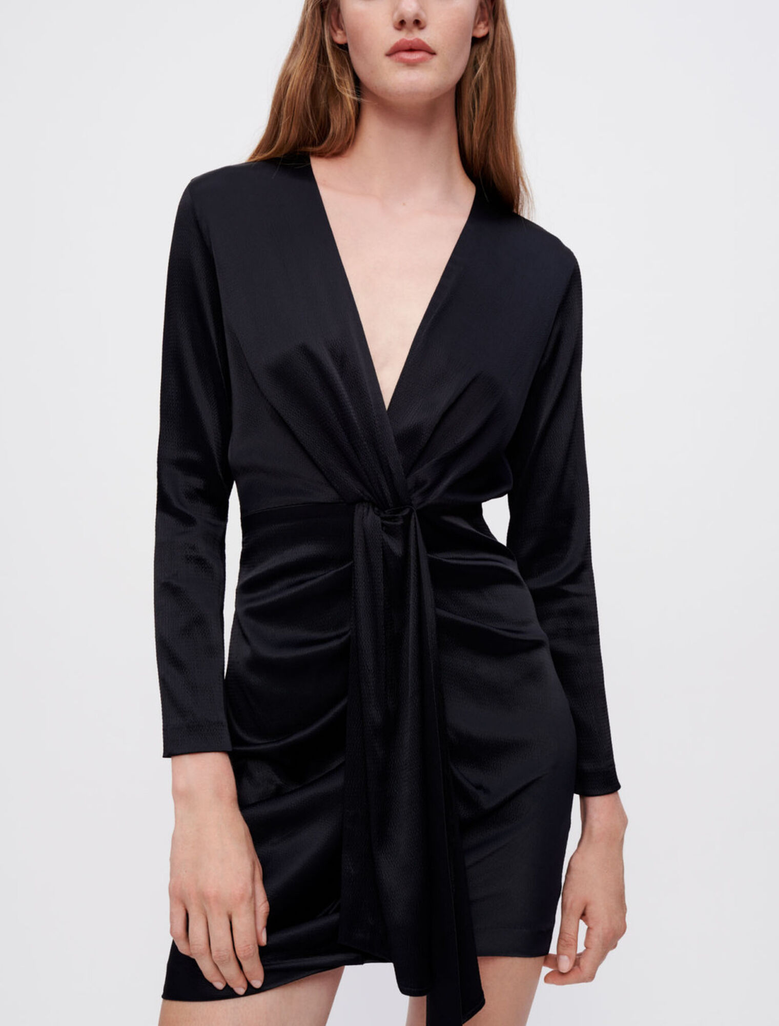 Robe en satin nouée à l'avant