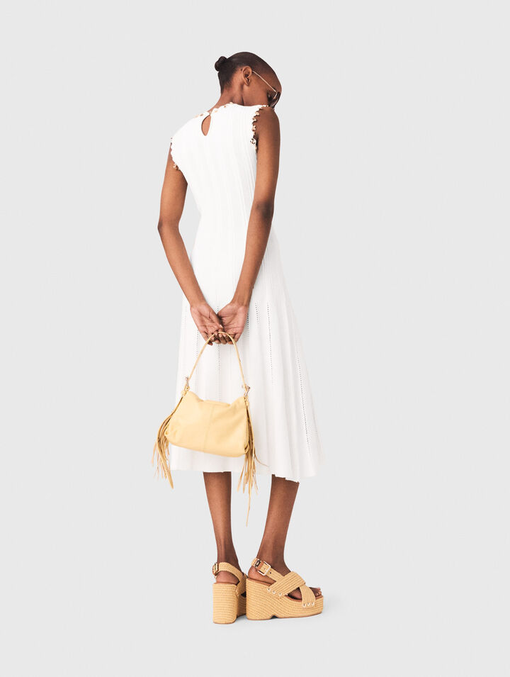 Robe en maille avec bijoux dor&eacute;s