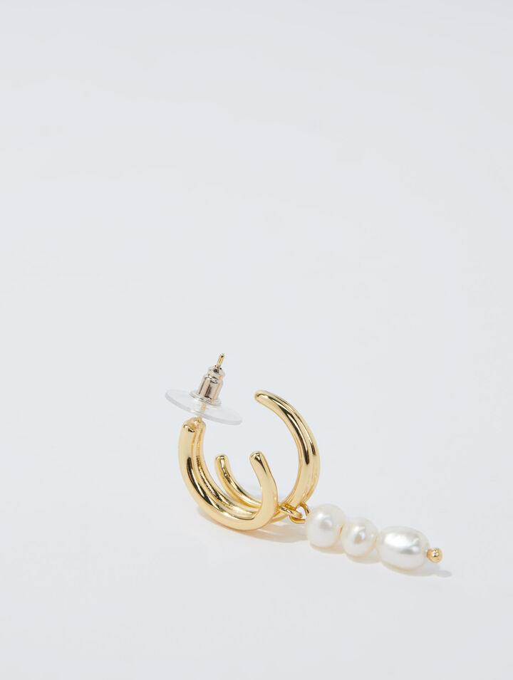 Boucle d'oreille ornée de perles