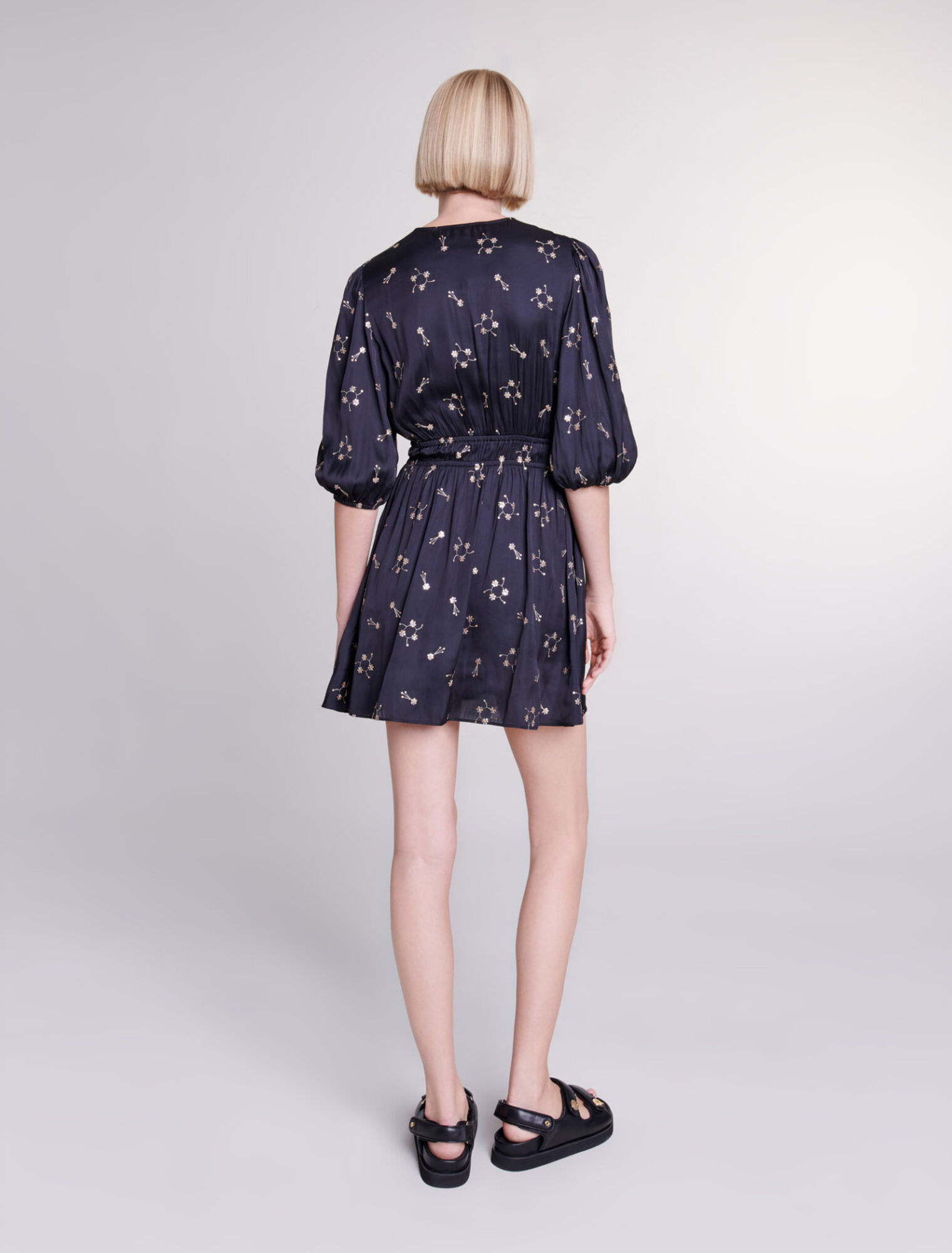 Robe courte brodée à sequins