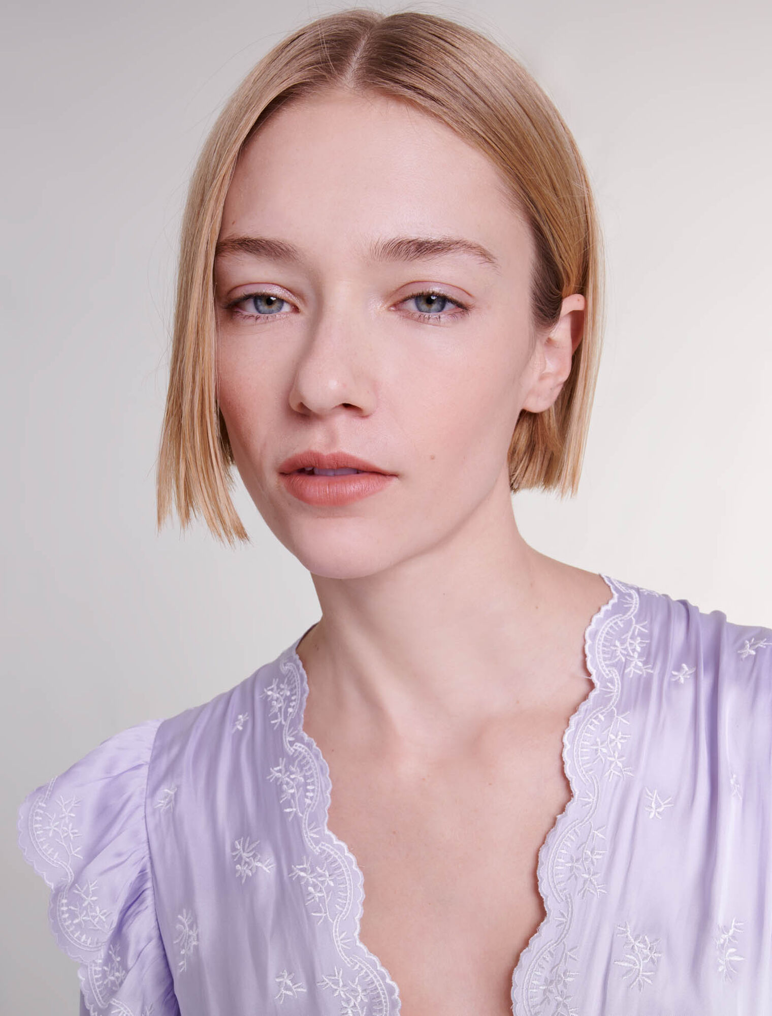 Robe courte satinée brodée