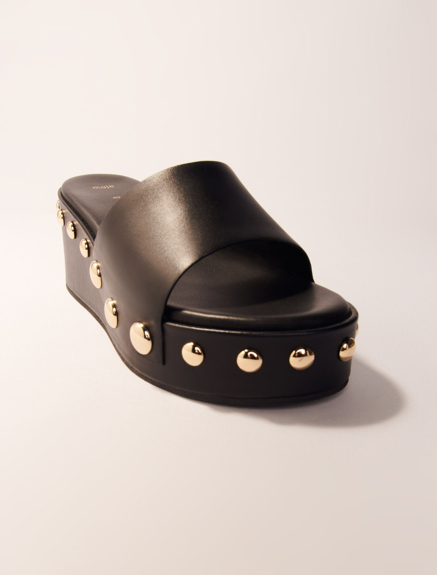 Mules compensées en cuir à studs