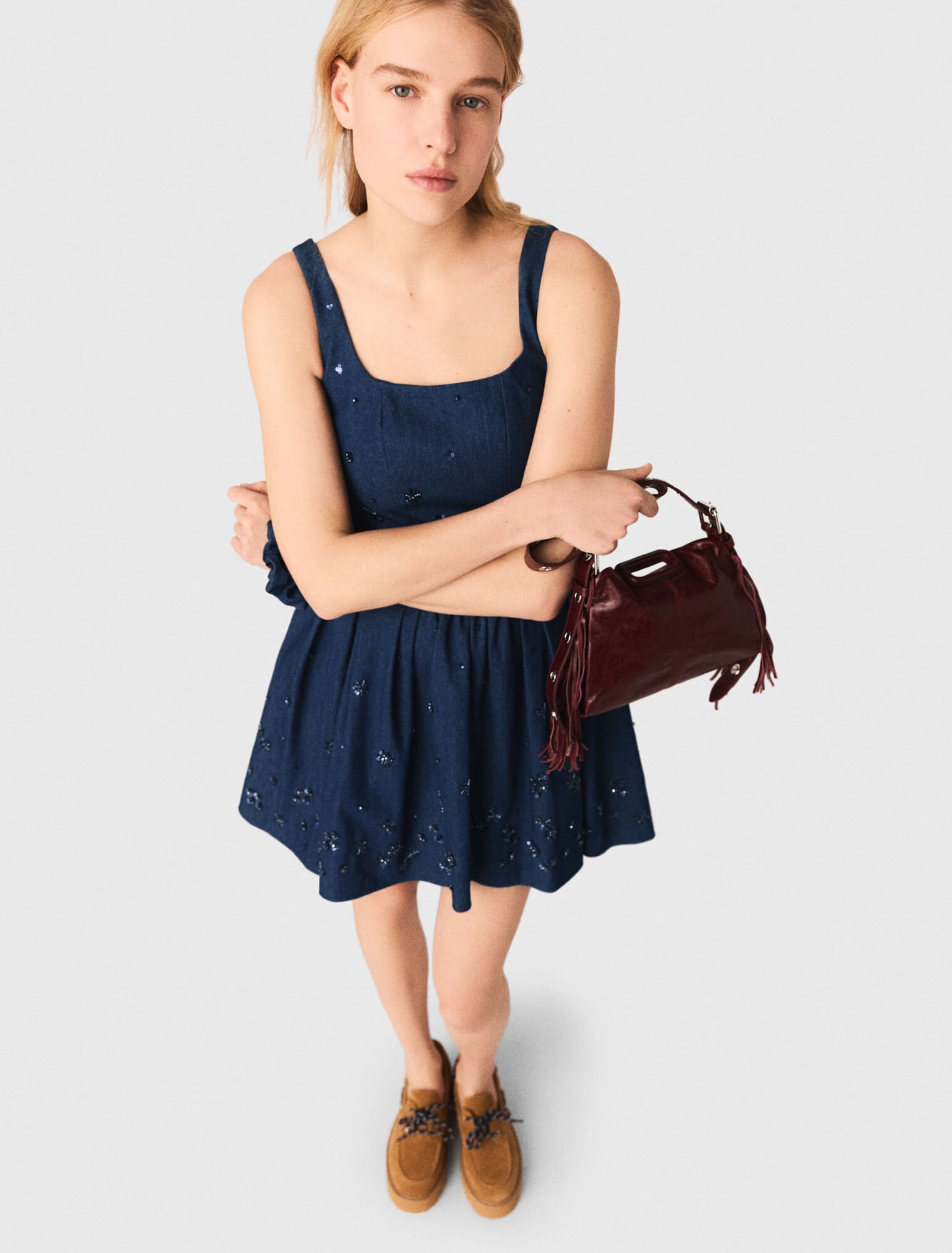 Robe &eacute;vas&eacute;e en denim brod&eacute;