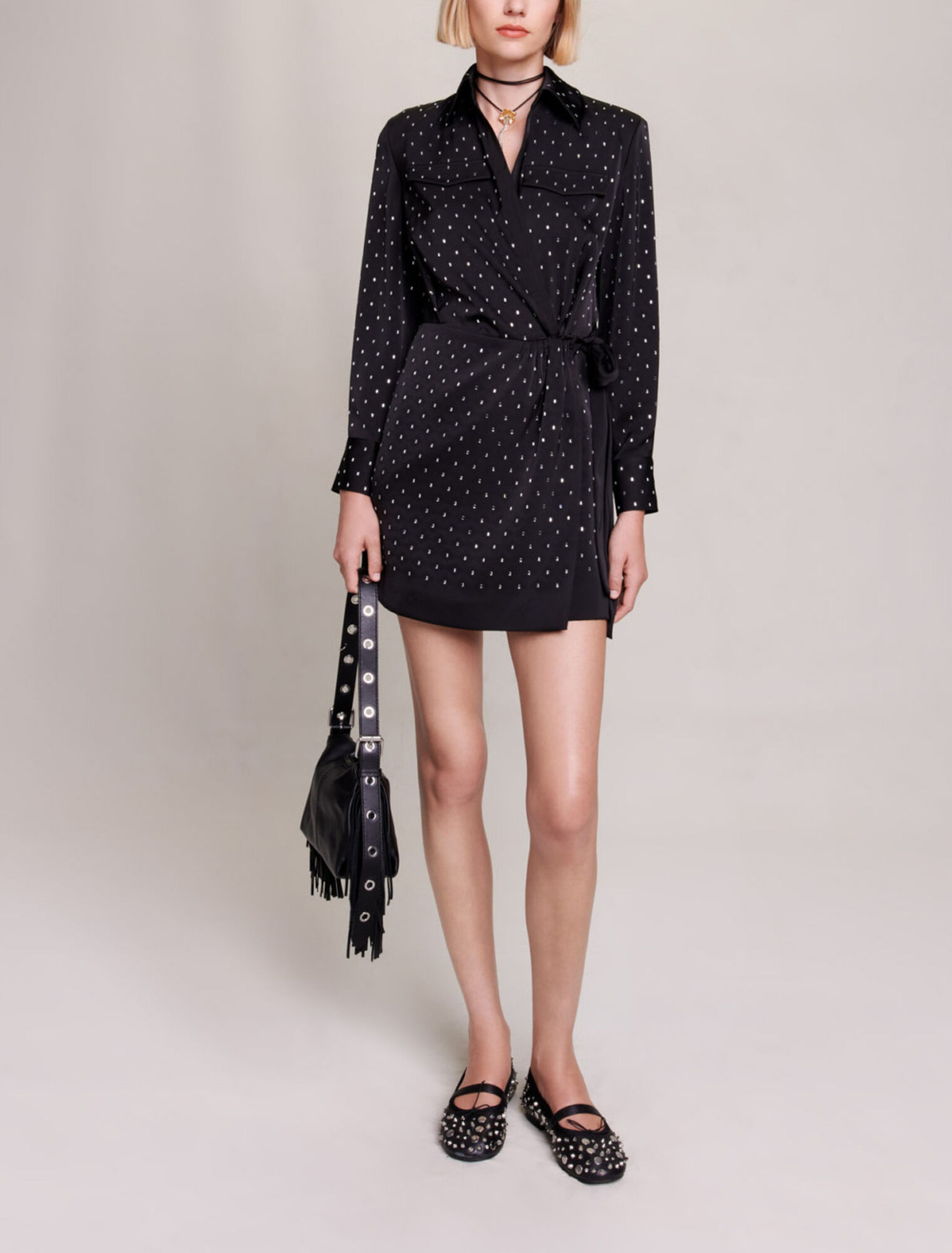 Robe courte satinée à strass