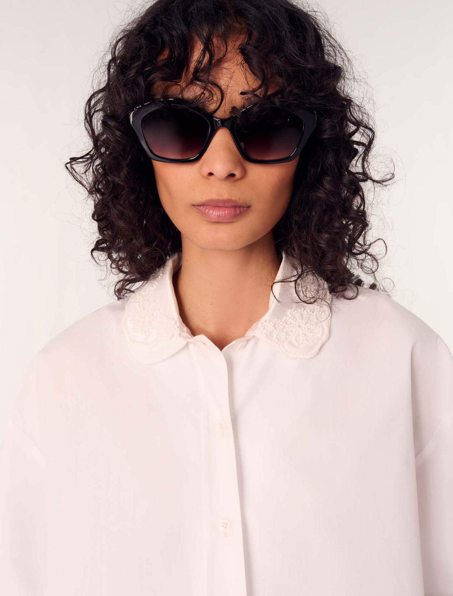 Chemise courte à col brodé