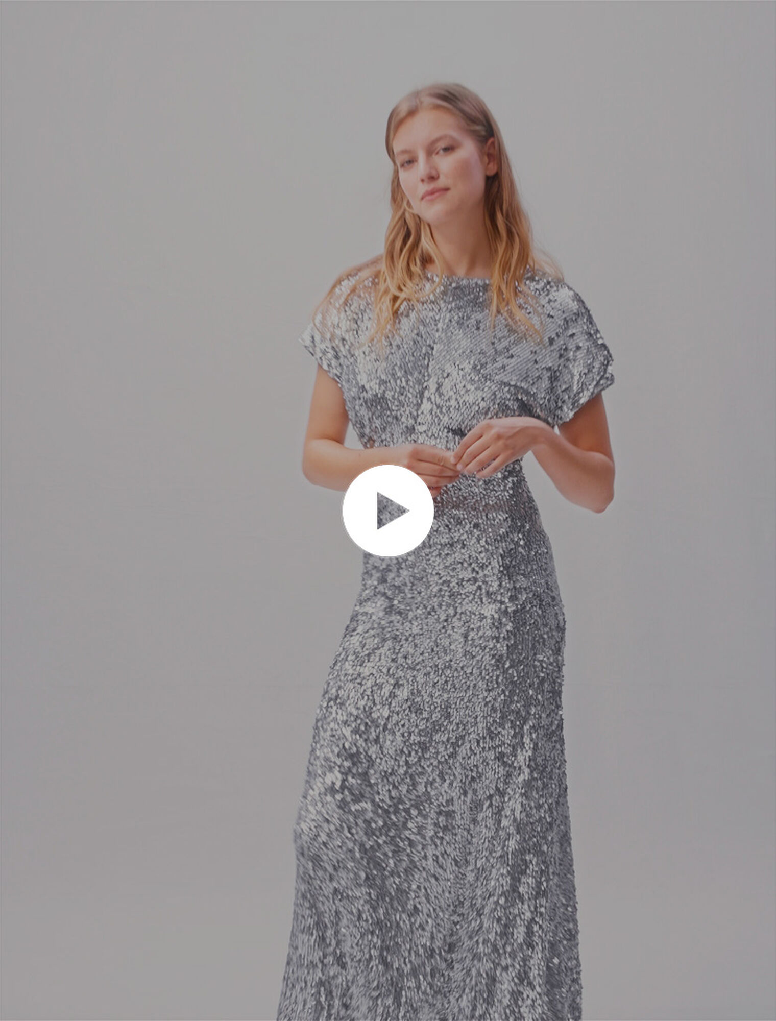 Robe longue en sequins