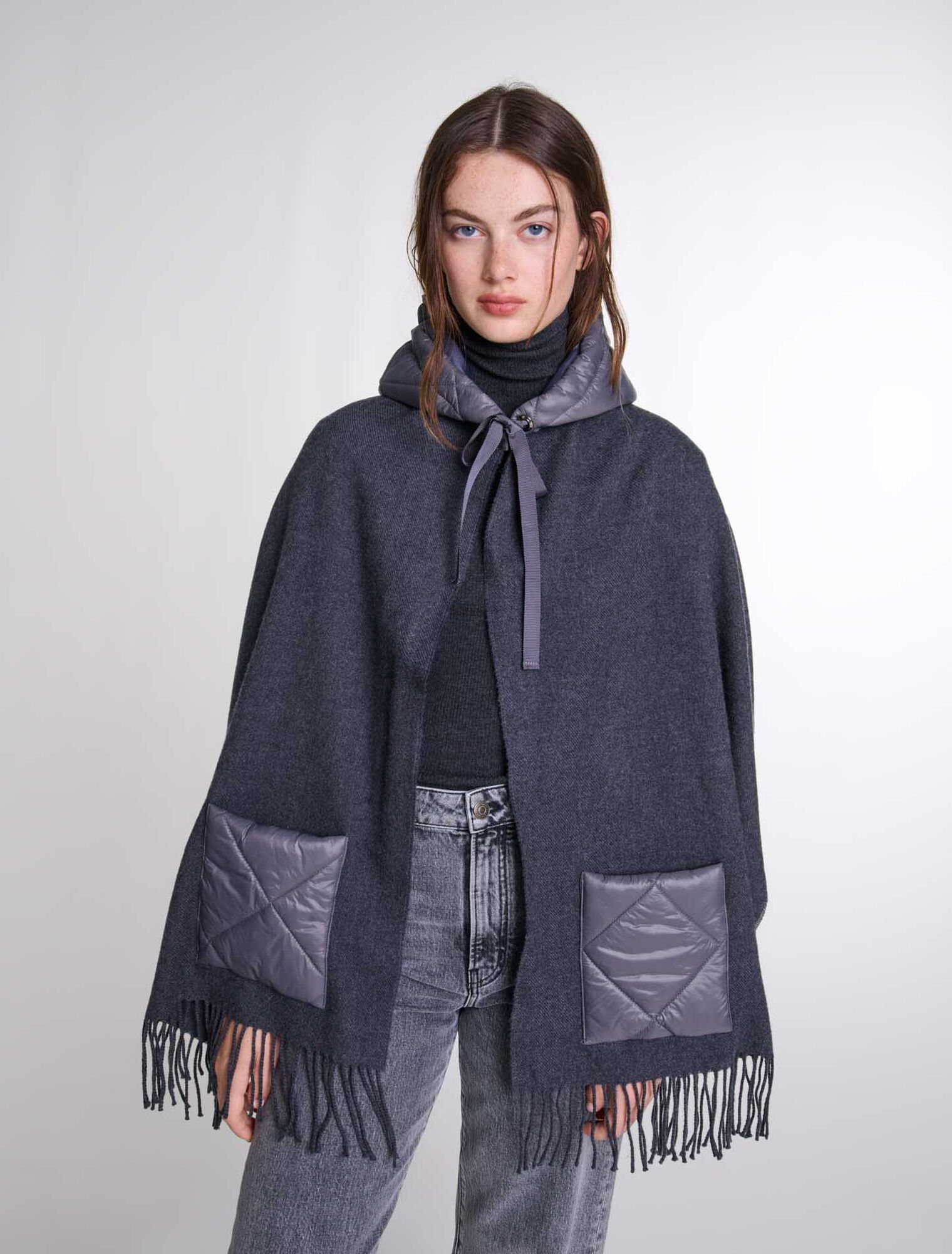 Poncho en laine à capuche