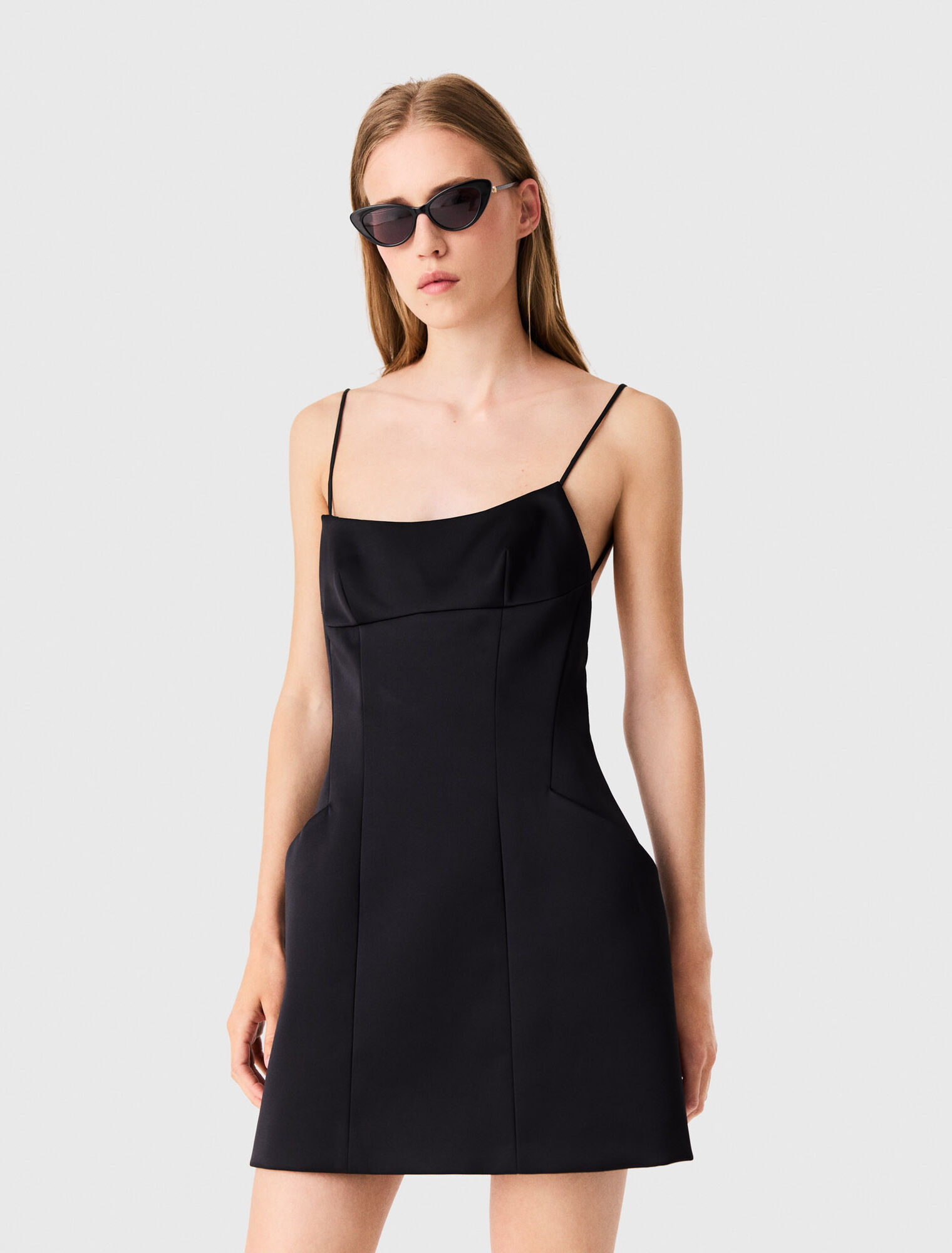 Robe courte en satin dos nu