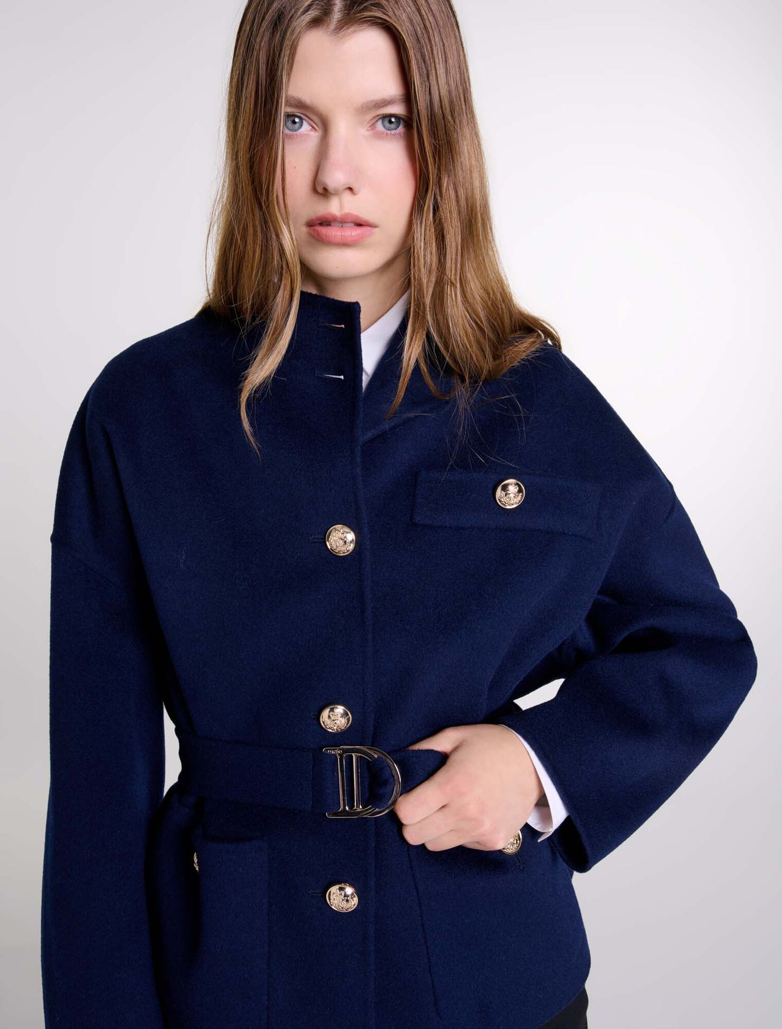 Manteau court en laine ceinturé
