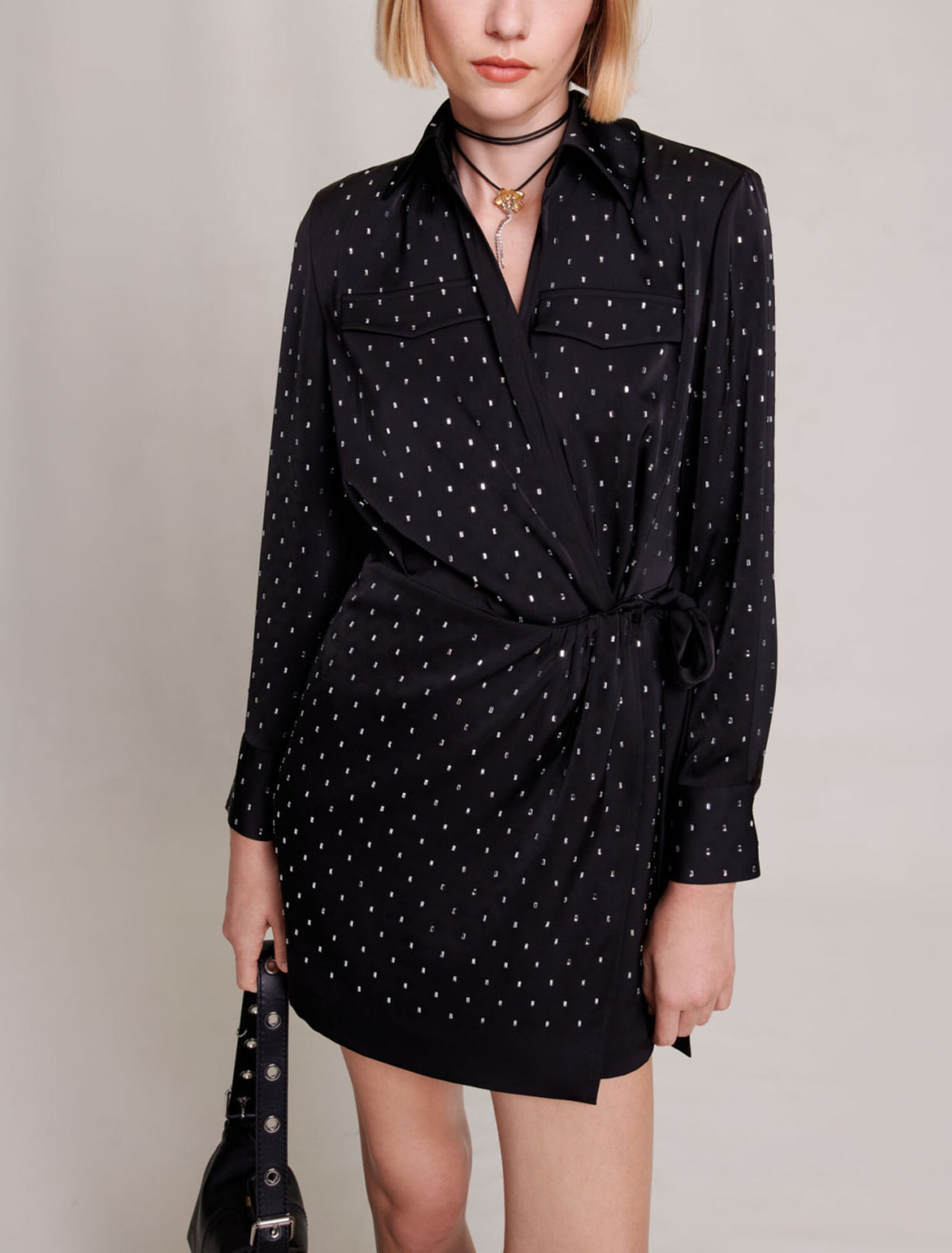Robe courte satinée à strass