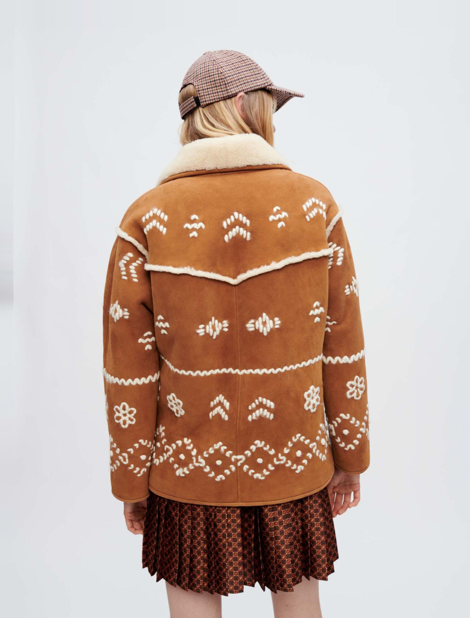 Manteau en peu lainée entièrement brodé