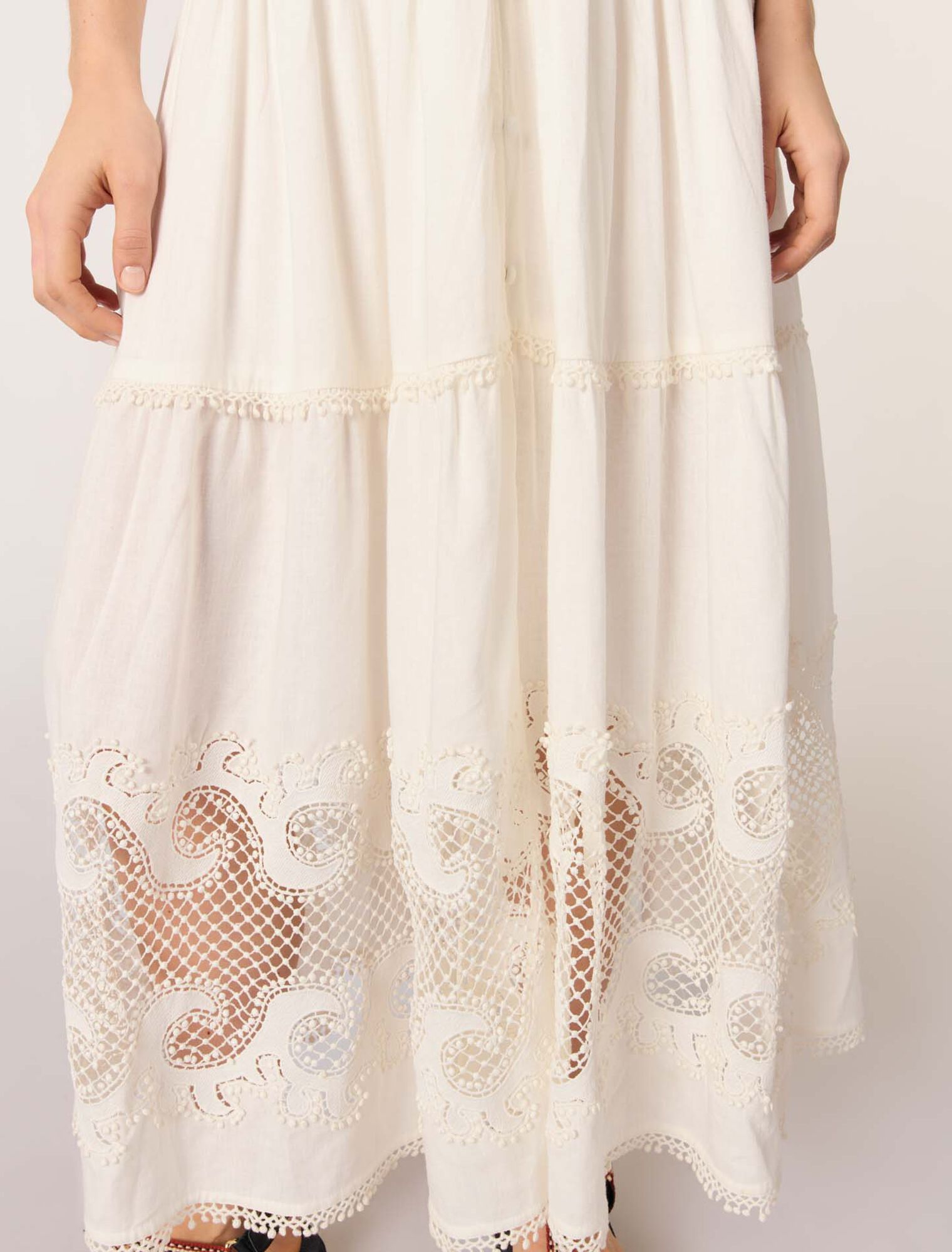 Robe longue brodée à volants