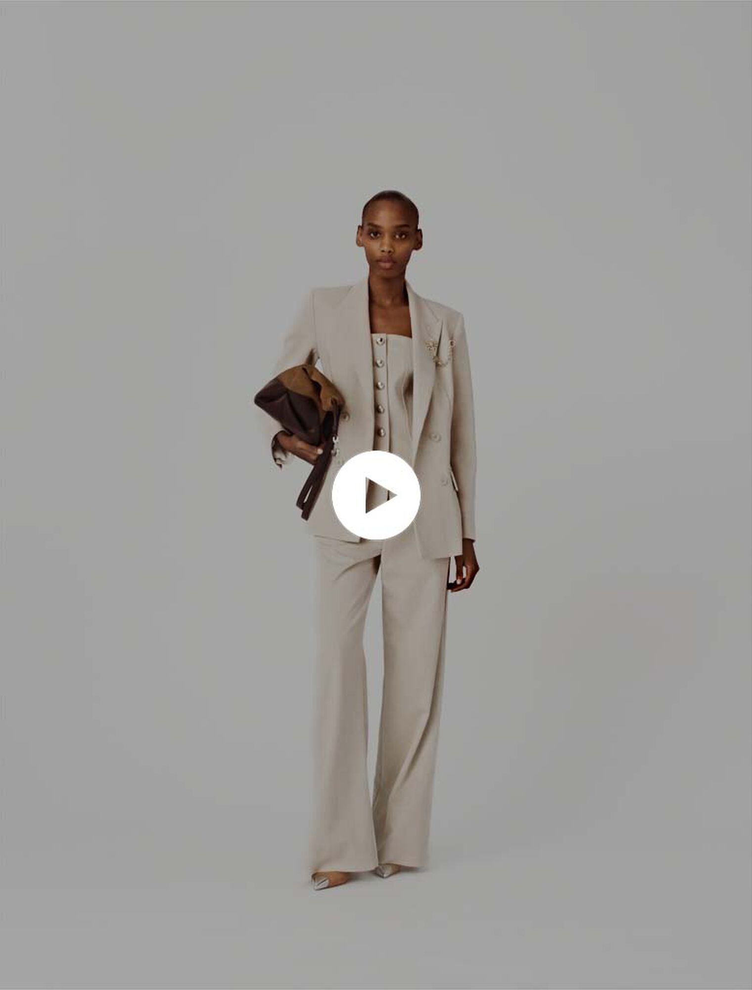 Veste de tailleur avec broche