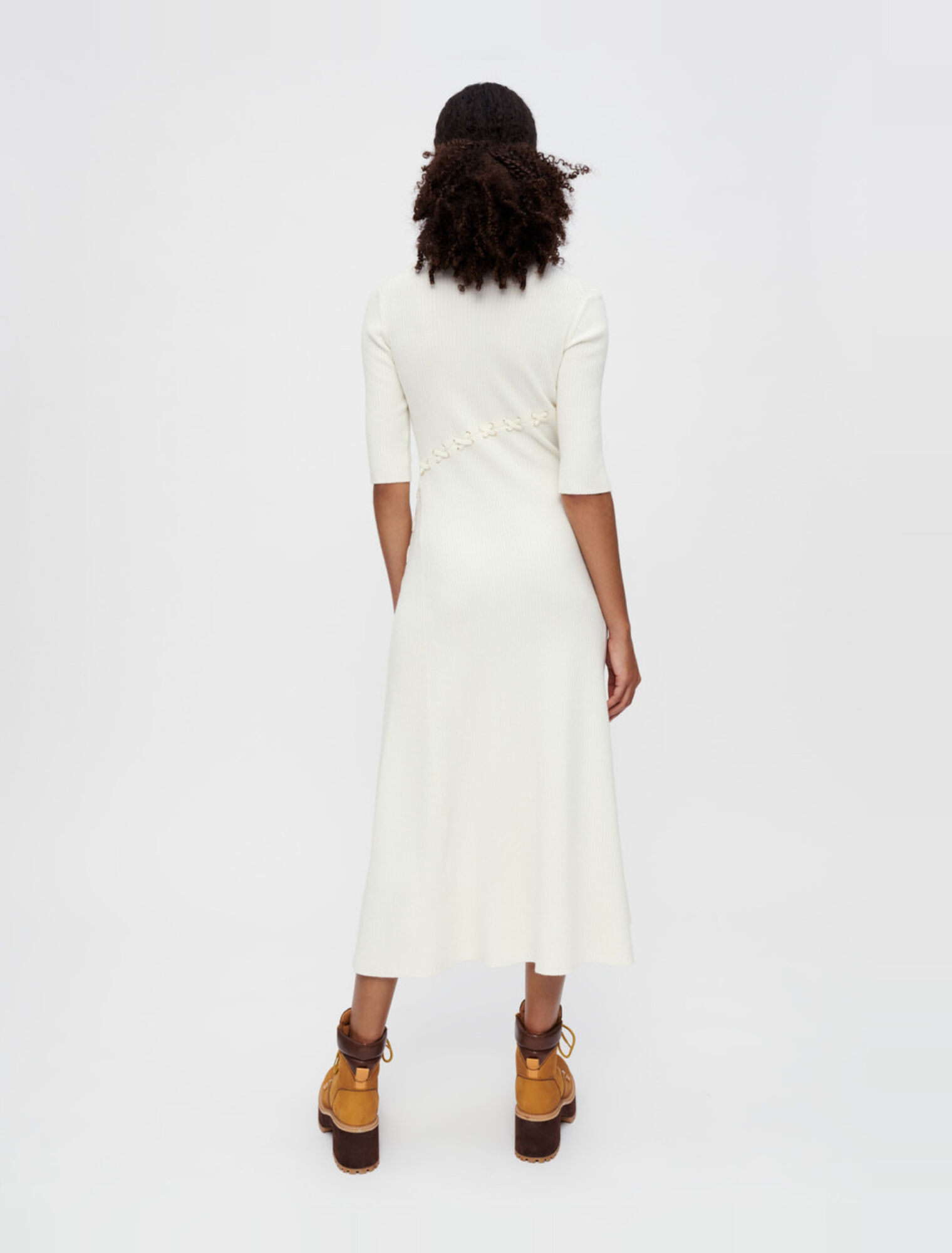 Robe en maille à côtes et œillets dorés