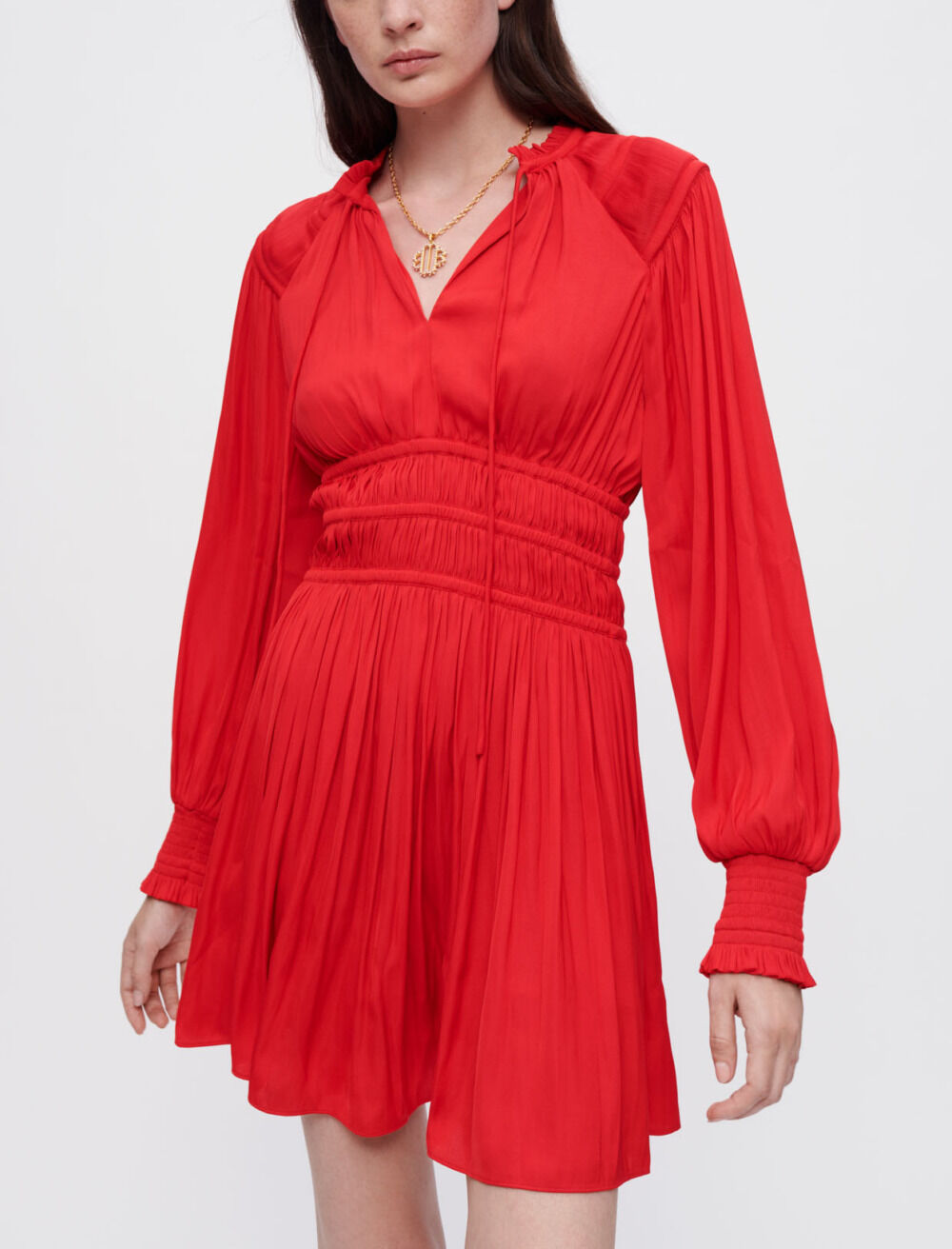 Robe en satin cintree a la taille